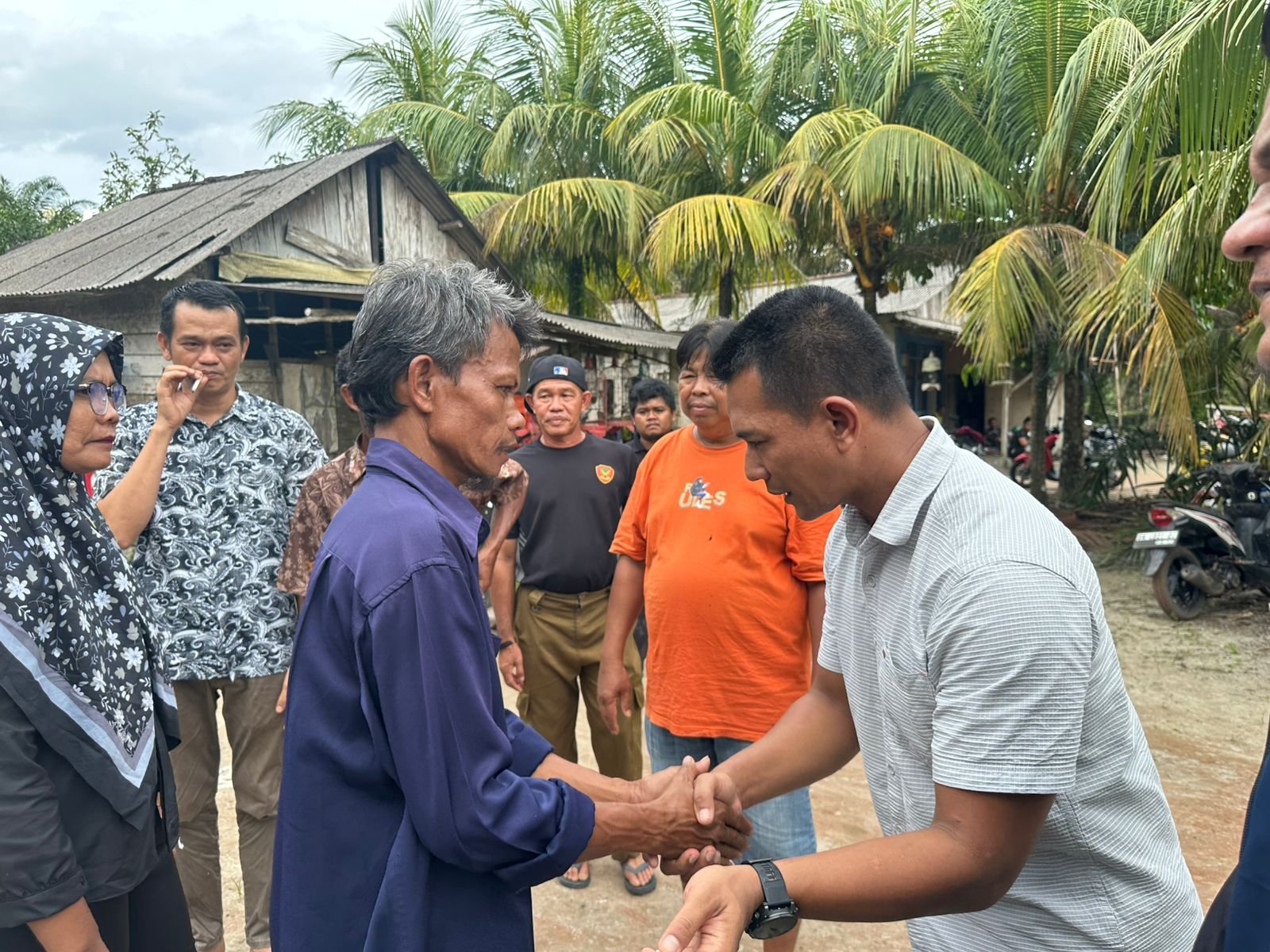 KBOBABEL.COM (Bangka) — Insiden keributan yang terjadi antara seorang pelimbang timah bernama Rohit alias Jodi (20) dengan beberapa anggota TNI di lokasi penambangan pasir timah “Kepala Burung” pada Jumat (28/11/2025) dipastikan bukan aksi pengeroyokan sebagaimana ramai diberitakan, melainkan hanya kesalahpahaman dan miskomunikasi saat proses pengamanan aktivitas tambang mitra PT Timah Tbk di blok kerja 54 milik CV Tri Mitra Resource (TMR).