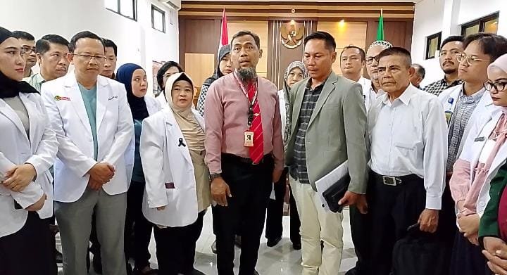 KBOBABEL.COM (Pangkalpinang) — Sidang praperadilan yang diajukan dr Ratna Setia Asih kembali menghadirkan tensi tinggi di Pengadilan Negeri Pangkalpinang, Jumat (28/11/2025). Usai persidangan, Pengurus Besar Ikatan Dokter Indonesia (PB IDI) melalui dr Agus Ariyanto, SH, MH, menyampaikan pernyataan lantang bahwa perkara yang menjerat sejawat mereka merupakan bentuk kriminalisasi yang dipaksakan dan berpotensi menjadi preseden buruk bagi profesi kedokteran di Indonesia. Senin (1/12/2025).
