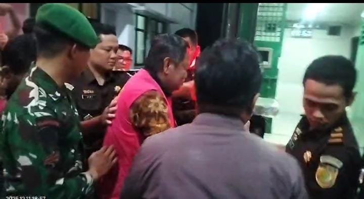 KBOBABEL.COM (Bangka Selatan/Toboali) – Dugaan korupsi miliaran rupiah terkait penerbitan legalitas lahan negara di Kecamatan Lepar Pongok, Kabupaten Bangka Selatan, akhirnya menjerat pejabat tinggi daerah. Kejaksaan Negeri Bangka Selatan menetapkan dua pejabat sebagai tersangka, yaitu JN, mantan Bupati Bangka Selatan periode 2016–2021, dan DK, mantan Camat Lepar Pongok periode 2016–2019.