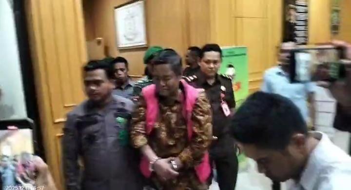 KBOBABEL.COM (Bangka Selatan/Toboali) – Dugaan korupsi miliaran rupiah terkait penerbitan legalitas lahan negara di Kecamatan Lepar Pongok, Kabupaten Bangka Selatan, akhirnya menjerat pejabat tinggi daerah. Kejaksaan Negeri Bangka Selatan menetapkan dua pejabat sebagai tersangka, yaitu JN, mantan Bupati Bangka Selatan periode 2016–2021, dan DK, mantan Camat Lepar Pongok periode 2016–2019.