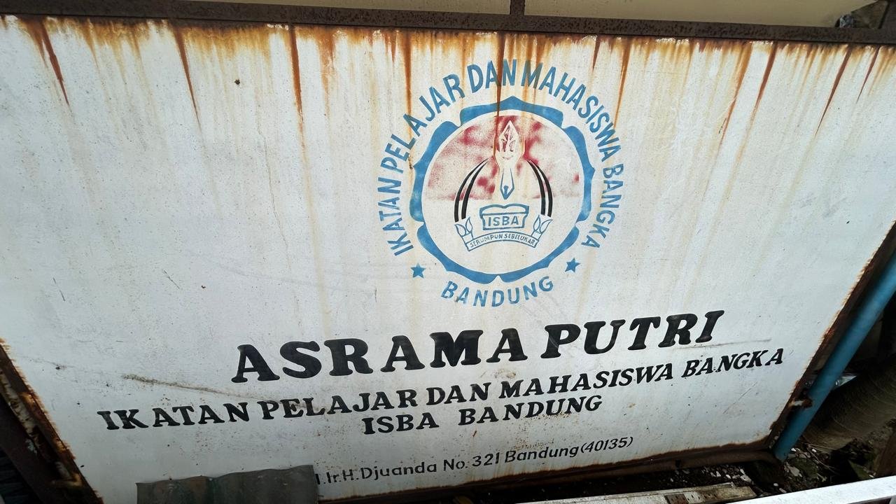 KBOBABEL.COM (PANGKALPINANG) — Polemik laten soal Asrama Ikatan Mahasiswa Bangka (ISBA) kembali mencuat ke ruang publik. Kali ini bukan lewat aksi demonstrasi, melainkan melalui sebuah surat terbuka bernuansa refleksi sejarah dan kritik kebijakan yang ditujukan langsung kepada Bupati Bangka. Minggu (21/12/2025).