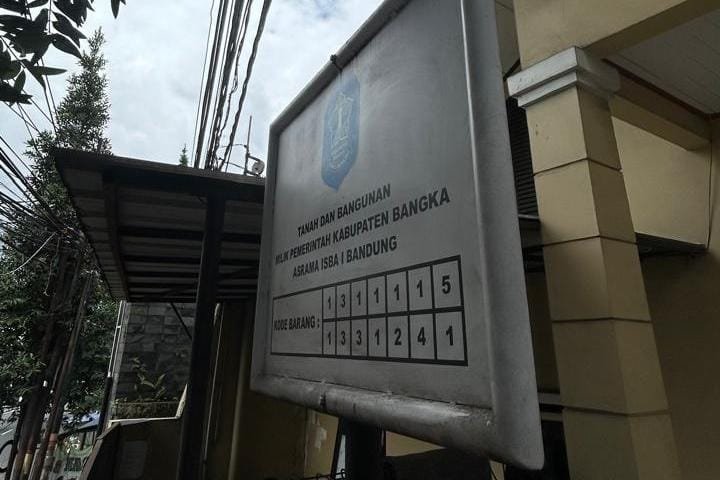 KBOBABEL.COM (PANGKALPINANG) — Polemik laten soal Asrama Ikatan Mahasiswa Bangka (ISBA) kembali mencuat ke ruang publik. Kali ini bukan lewat aksi demonstrasi, melainkan melalui sebuah surat terbuka bernuansa refleksi sejarah dan kritik kebijakan yang ditujukan langsung kepada Bupati Bangka. Minggu (21/12/2025).