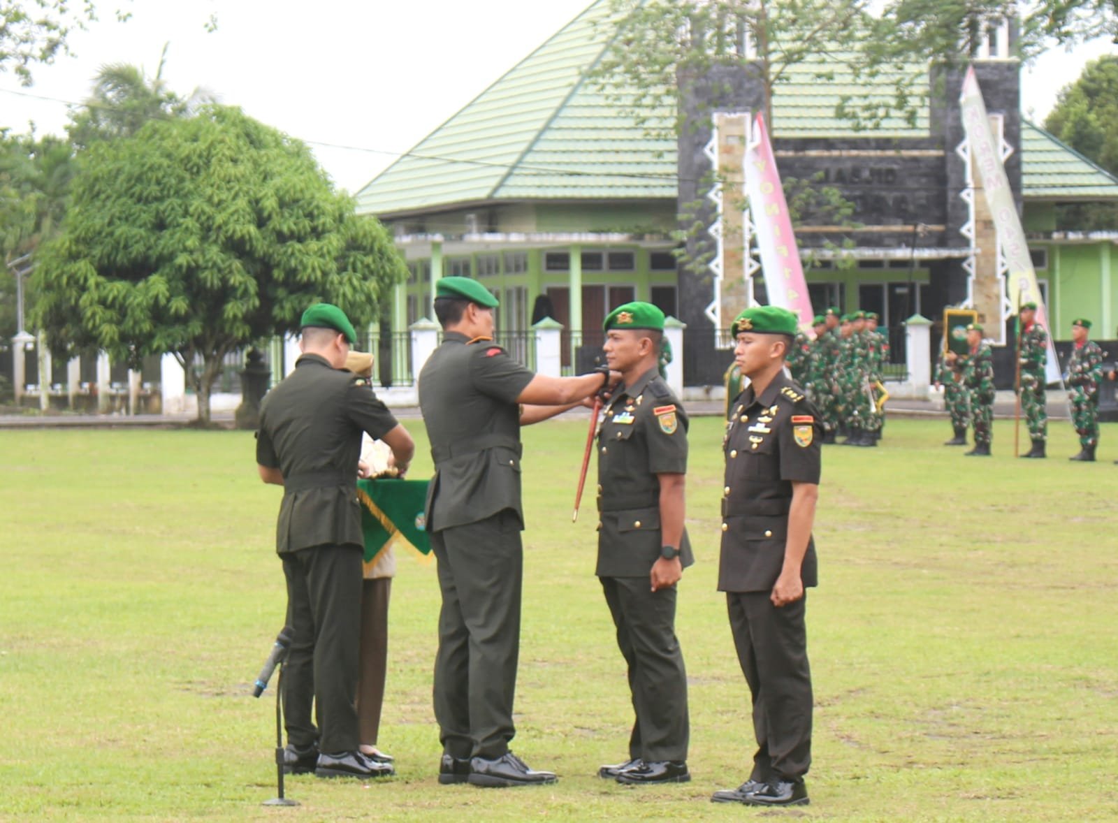 KBOBABEL.COM (BANGKA TENGAH) — Komandan Korem 045/Garuda Jaya (Gaya) Brigjen TNI Nur Wahyudi, S.E., M.H., M.I.Pol memimpin langsung acara serah terima jabatan (Sertijab) Komandan Batalyon Infanteri (Danyonif) 147/Kala Gadjah Jaya (KGJ) yang digelar di Lapangan Upacara Yonif 147/KGJ, Kecamatan Namang, Kabupaten Bangka Tengah, Sabtu (10/01/2026).