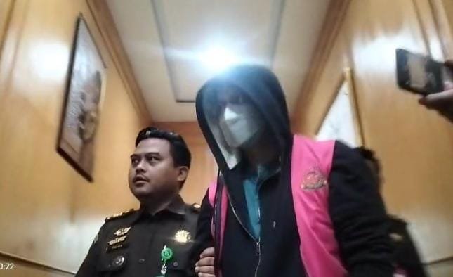 KBOBABEL.COM (BANGKA SELATAN) — Kejaksaan Negeri Bangka Selatan kembali menetapkan satu orang tersangka dalam perkara dugaan tindak pidana korupsi penerbitan legalitas lahan negara yang melibatkan penyelenggara negara dan jaringan mafia tanah di Kecamatan Lepar Pongok, Kabupaten Bangka Selatan, periode 2017 hingga 2024. Rabu (14/1/2026).