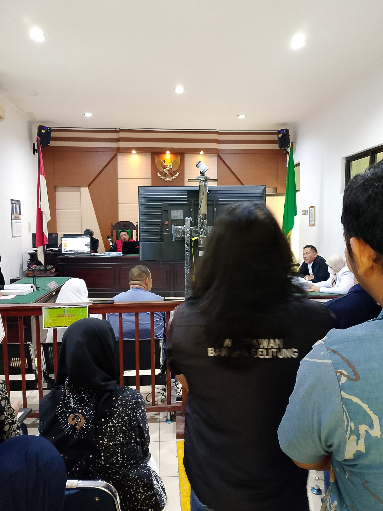 KBOBABEL.COM  (Pangkalpinang)  — Dugaan pencatutan nama institusi kejaksaan mencuat dalam persidangan kasus dugaan malpraktik yang menjerat dokter spesialis anak RSUD Depati Hamzah, Kota Pangkalpinang. Direktur RSUD Depati Hamzah, Della Rianadita, disebut menyarankan keluarga korban meminta penjelasan kepada pihak kejaksaan terkait kematian pasien anak berusia 10 tahun, Aldo Ramdani. Jum'at (16/1/2026)