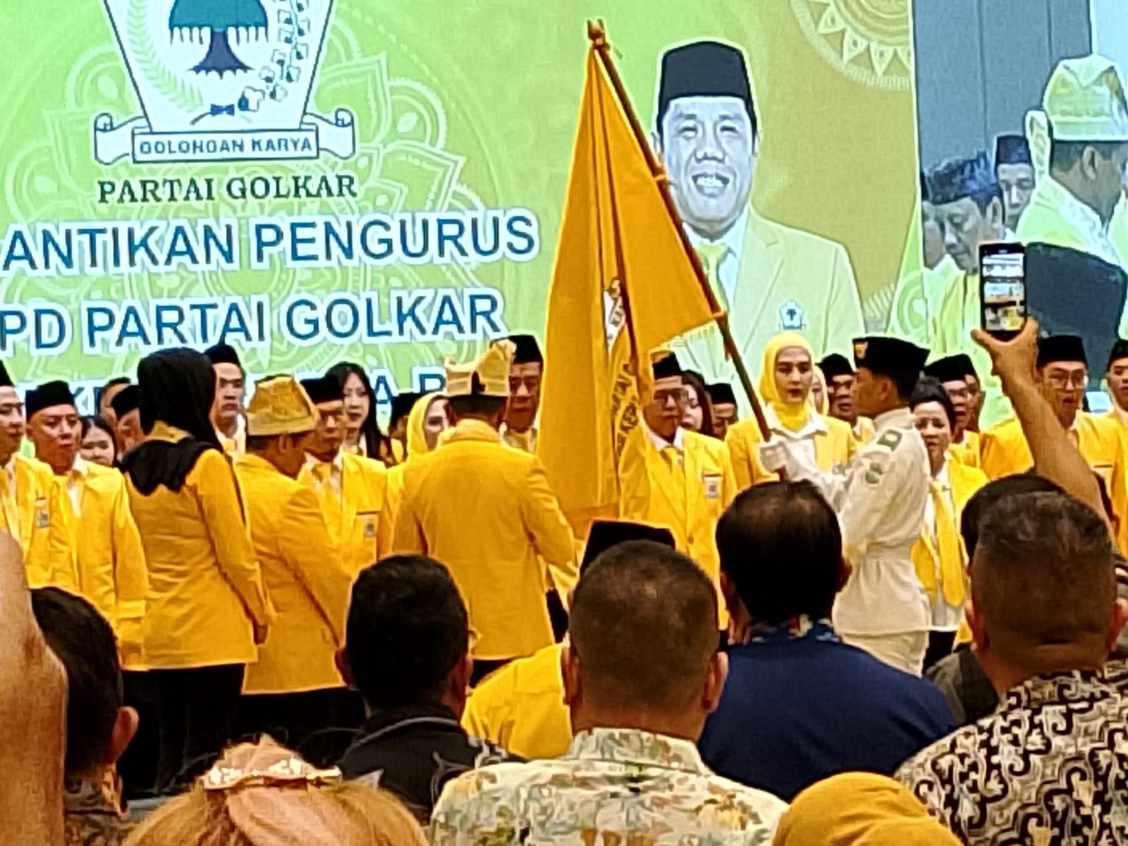 KBOBABEL.COM (Pangkalpinang) — Dewan Pimpinan Daerah (DPD) I Partai Golkar Provinsi Kepulauan Bangka Belitung periode 2025–2030 resmi dilantik pada Minggu (25/1/2026) pukul 10.00 WIB. Prosesi pelantikan berlangsung khidmat di Hotel Grand Aston Emidary Pangkalpinang dan dihadiri ratusan tokoh nasional, daerah, serta kader Partai Golkar se-Provinsi Kepulauan Bangka Belitung.