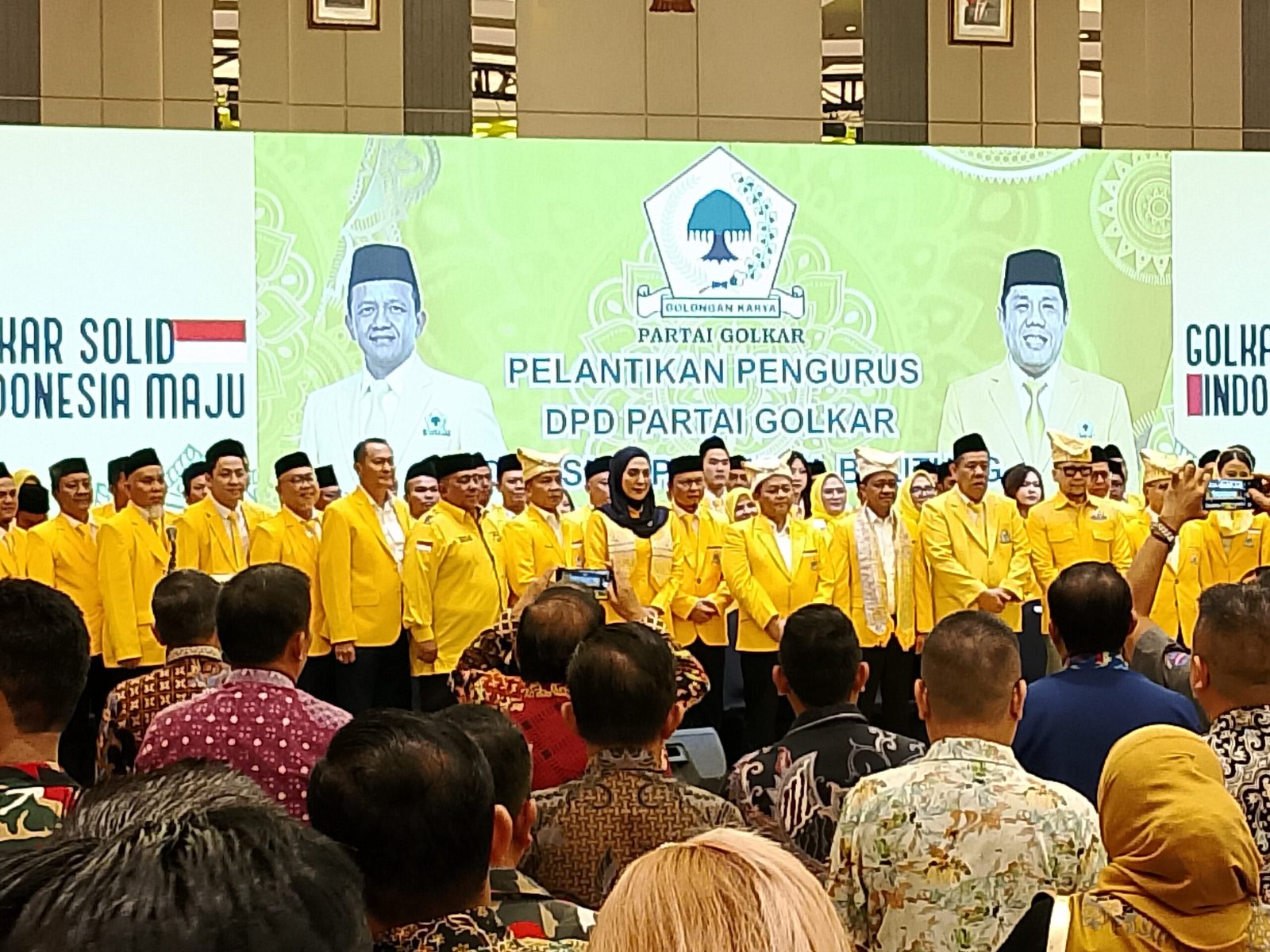 KBOBABEL.COM (Pangkalpinang) — Dewan Pimpinan Daerah (DPD) I Partai Golkar Provinsi Kepulauan Bangka Belitung periode 2025–2030 resmi dilantik pada Minggu (25/1/2026) pukul 10.00 WIB. Prosesi pelantikan berlangsung khidmat di Hotel Grand Aston Emidary Pangkalpinang dan dihadiri ratusan tokoh nasional, daerah, serta kader Partai Golkar se-Provinsi Kepulauan Bangka Belitung.