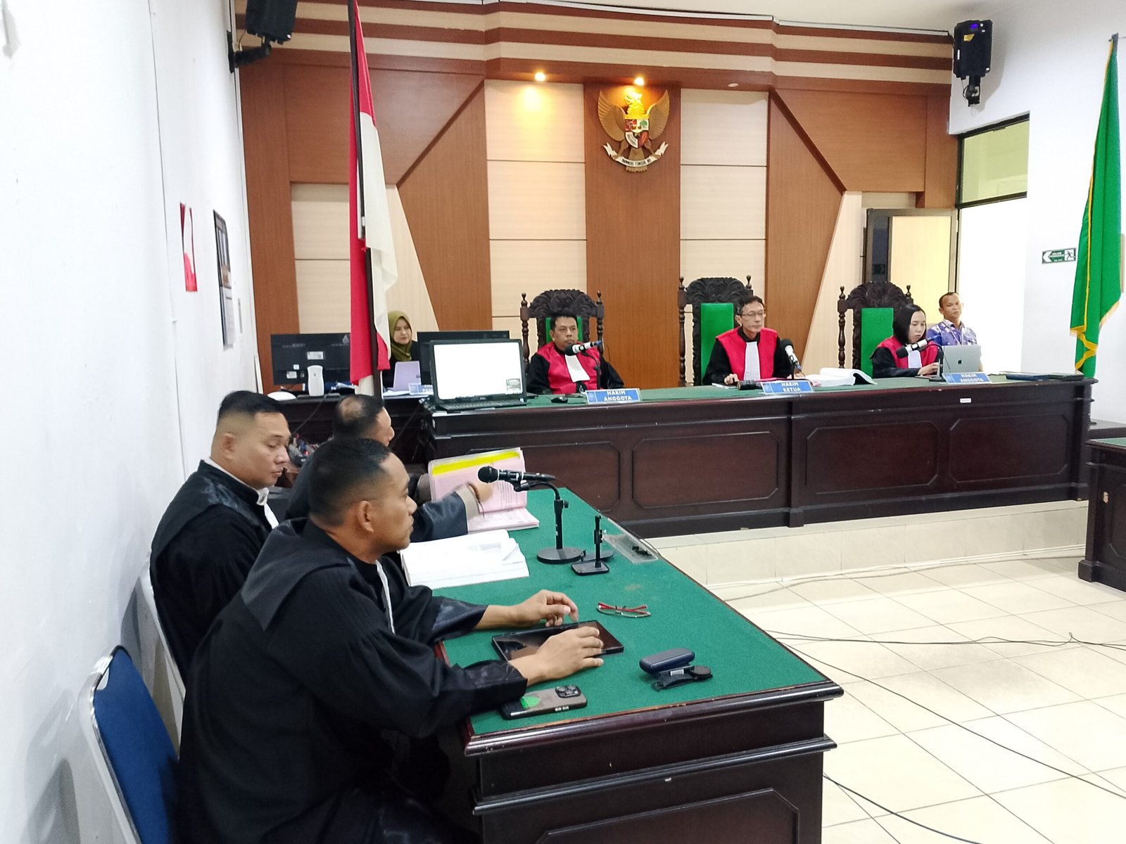 KBOBABEL.COM (PANGKALPINANG) — Sidang lanjutan perkara dugaan kelalaian tenaga medis yang mengakibatkan meninggalnya pasien anak berinisial AR (10) kembali digelar di Pengadilan Negeri Pangkalpinang, Rabu (29/1/2026). Persidangan yang berlangsung sejak pukul 09.56 WIB hingga mendekati siang itu menguak fakta krusial: pasien AR ditangani oleh dua Dokter Penanggung Jawab Pelayanan (DPJP) dengan tanggung jawab yang sama, tanpa klasifikasi utama atau pendamping. Sabtu (31/1/2026).