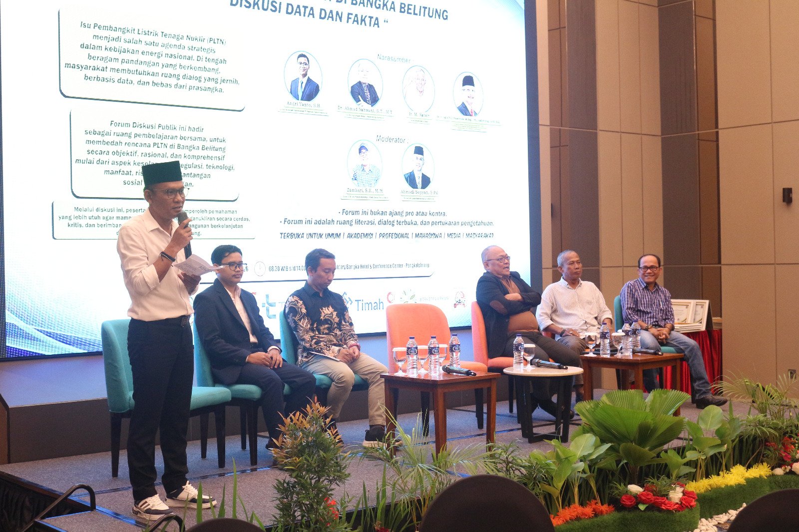 KBOBABEL.COM (PANGKALPINANG) — Di tengah riuh perdebatan publik mengenai rencana Pembangkit Listrik Tenaga Nuklir (PLTN) di Bangka Belitung, sebuah diskusi publik justru mengambil posisi yang tidak populer: berhenti sejenak dari sikap pro maupun kontra. Forum bertajuk “Memahami Rencana PLTN di Bangka Belitung: Diskusi Data dan Fakta” yang digelar di Aston Emidary Bangka Hotel dan Conference Center, Sabtu (7/2/2026), menegaskan satu hal penting: publik belum berada pada fase mengambil kesimpulan. Senin (9/2/2026)