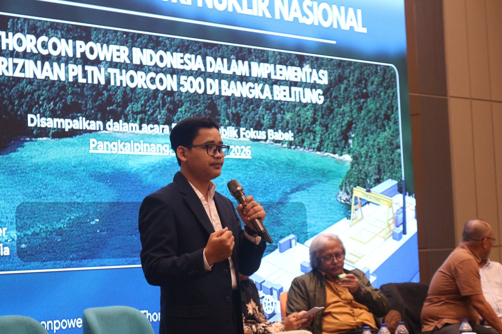 KBOBABEL.COM (PANGKALPINANG) – Wacana Pembangkit Listrik Tenaga Nuklir (PLTN) di Provinsi Kepulauan Bangka Belitung kembali menjadi sorotan publik. Namun, di tengah kekhawatiran dan pro-kontra yang mengemuka, PT Thorcon Power Indonesia menegaskan posisi yang berbeda: bukan membangun PLTN komersial, melainkan melisensikan dan mengembangkan teknologi nuklir di Indonesia. Minggu (8/2/2026).