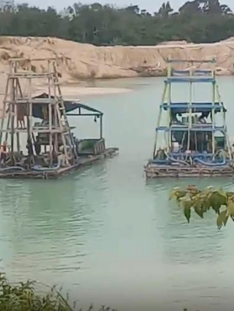 KBOBABEL.COM (PANGKALPINANG) – Di tengah klaim keberhasilan penegakan hukum oleh Satgas Tricakti yang belakangan gencar menindak peredaran timah basa dan balok, ironi justru mencuat dari kawasan hutan lindung di Desa Nadi, Kabupaten Bangka Tengah. Jumat (13/2/2026).Aktivitas tambang ilegal di wilayah tersebut dilaporkan tetap berjalan tanpa hambatan, seakan hukum tak lagi memiliki daya cegah.

Deru mesin ponton tambang inkonvensional (TI) terdengar siang dan malam. Lubang-lubang besar menganga membelah kawasan hutan lindung yang seharusnya menjadi benteng terakhir keanekaragaman hayati dan penyangga kehidupan masyarakat sekitar. Kerusakan ekologis kian nyata, sementara penindakan tak kunjung terlihat.

Sejumlah sumber di lapangan menyebut aktivitas pertambangan ilegal itu berlangsung secara terorganisir dan sistematis.

Bukan sekadar kerja sporadis masyarakat, melainkan diduga melibatkan jaringan yang lebih besar.

Bahkan, mencuat dugaan keterlibatan dua oknum aparat dari kesatuan Denpom Pangkalpinang berinisial RMD dan NYMN yang disebut-sebut membekingi aktivitas tersebut.

“Ponton bekerja tanpa rasa takut. Seolah-olah ada yang menjamin keamanan mereka. Kalau rakyat kecil yang kerja, cepat sekali aparat turun. Tapi ini berbeda,” ujar seorang warga Desa Nadi yang meminta identitasnya dirahasiakan.

Keberanian para penambang ilegal beroperasi terang-terangan memunculkan tanda tanya besar di tengah masyarakat.

Di mana peran Satgas Tricakti? Bagaimana fungsi pengawasan PKH serta Balai Gakkum KLHK Wilayah Bangka Belitung dijalankan?

Publik menilai, jika benar terjadi pembiaran, maka itu bukan sekadar kelalaian, melainkan indikasi lemahnya sistem pengawasan dan penegakan hukum.

Keheningan aparat justru mempertebal kecurigaan bahwa ada sesuatu yang tak beres.

Padahal, kawasan hutan lindung memiliki fungsi vital sebagai penyangga tata air dan pencegah bencana. Hutan yang gundul bukan hanya menyisakan lanskap rusak, tetapi juga membuka pintu bagi ancaman longsor, banjir bandang, hingga krisis air bersih.

Jika eksploitasi terus dibiarkan, masyarakat sekitar yang pertama akan menanggung dampaknya.

Tak berhenti pada isu pembiaran, warga juga mempertanyakan alur distribusi hasil tambang ilegal tersebut.

Ke mana timah itu dijual? Siapa yang membeli? Apakah ada pihak tertentu yang menyerap hasil tambang dari luar wilayah izin usaha pertambangan (IUP)?

“Kalau memang timah itu keluar dari kawasan hutan lindung, pasti ada penadahnya. Tidak mungkin barang sebanyak itu hilang begitu saja,” ujar seorang tokoh masyarakat setempat.

Jika benar ada perusahaan atau pihak tertentu yang menerima timah dari luar IUP, maka persoalan ini berpotensi menjadi pelanggaran serius terhadap regulasi pertambangan dan kehutanan yang berlaku. Pengawasan terhadap rantai distribusi timah pun menjadi sorotan.

Masyarakat Desa Nadi mendesak agar Satgas Tricakti, PKH, dan Balai Gakkum KLHK Wilayah Bangka Belitung segera mengambil langkah tegas dan transparan.

Penindakan, menurut mereka, tidak boleh berhenti pada pekerja lapangan. Aktor intelektual, makelar, hingga oknum aparat yang diduga terlibat harus diproses sesuai hukum.

“Kalau benar ada oknum aparat terlibat, harus dibuka secara terang. Jangan sampai hukum tajam ke bawah, tumpul ke atas,” tegas warga lainnya.

Hingga berita ini dipublikasikan, jejaring media KBO Babel masih berupaya melakukan konfirmasi kepada Komandan Denpom Pangkalpinang Letkol CPM Rivan terkait dugaan keterlibatan oknum anggotanya dalam aktivitas tambang ilegal di kawasan hutan lindung Desa Nadi.

Publik kini menunggu langkah konkret aparat penegak hukum. Apakah penindakan akan dilakukan secara menyeluruh dan tanpa pandang bulu, atau justru kawasan hutan lindung Desa Nadi akan menjadi simbol kegagalan pengawasan dan penegakan hukum di Bangka Belitung?

Waktu terus berjalan. Sementara kerusakan kian meluas, kepercayaan publik terhadap aparat dipertaruhkan. Setiap hari yang berlalu tanpa tindakan berarti satu langkah lebih dekat menuju kehancuran ekologis yang mungkin tak lagi bisa dipulihkan. (KBO Babel)