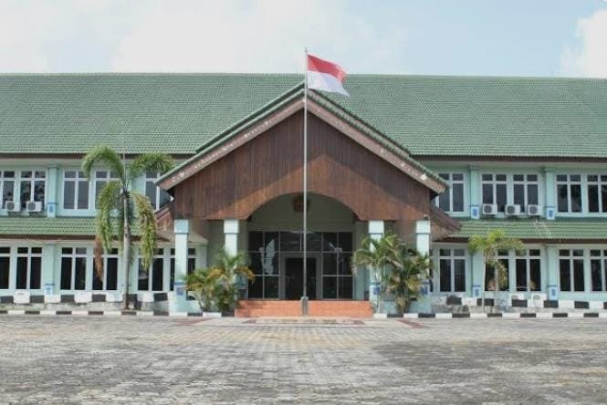 KBOBABEL.COM (BANGKA BELITUNG) — Tata kelola proyek di lingkungan Kementerian Agama Republik Indonesia Provinsi Kepulauan Bangka Belitung memasuki fase krusial. Informasi yang dihimpun redaksi mengarah pada dugaan pola koordinasi terpusat dalam pengelolaan proyek, termasuk penunjukan Pejabat Pembuat Komitmen (PPK) lintas kabupaten/kota yang memunculkan tanda tanya serius. Minggu (15/2/2026).
