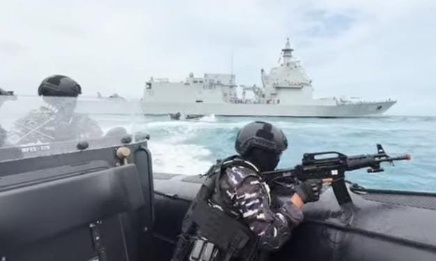 KBOBABEL.COM (BELINYU/BANGKA) – Dentuman meriam dan raungan mesin kapal perang memecah perairan Provinsi Kepulauan Bangka Belitung, Minggu (15/2). Tentara Nasional Indonesia Angkatan Laut (TNI AL) menggelar Latihan Anti Akses dan Anti Amfibi berskala besar yang disaksikan langsung Kepala Staf Angkatan Laut (Kasal) Muhammad Ali bersama Gubernur Babel Hidayat Arsani. Minggu (5/2/2026)