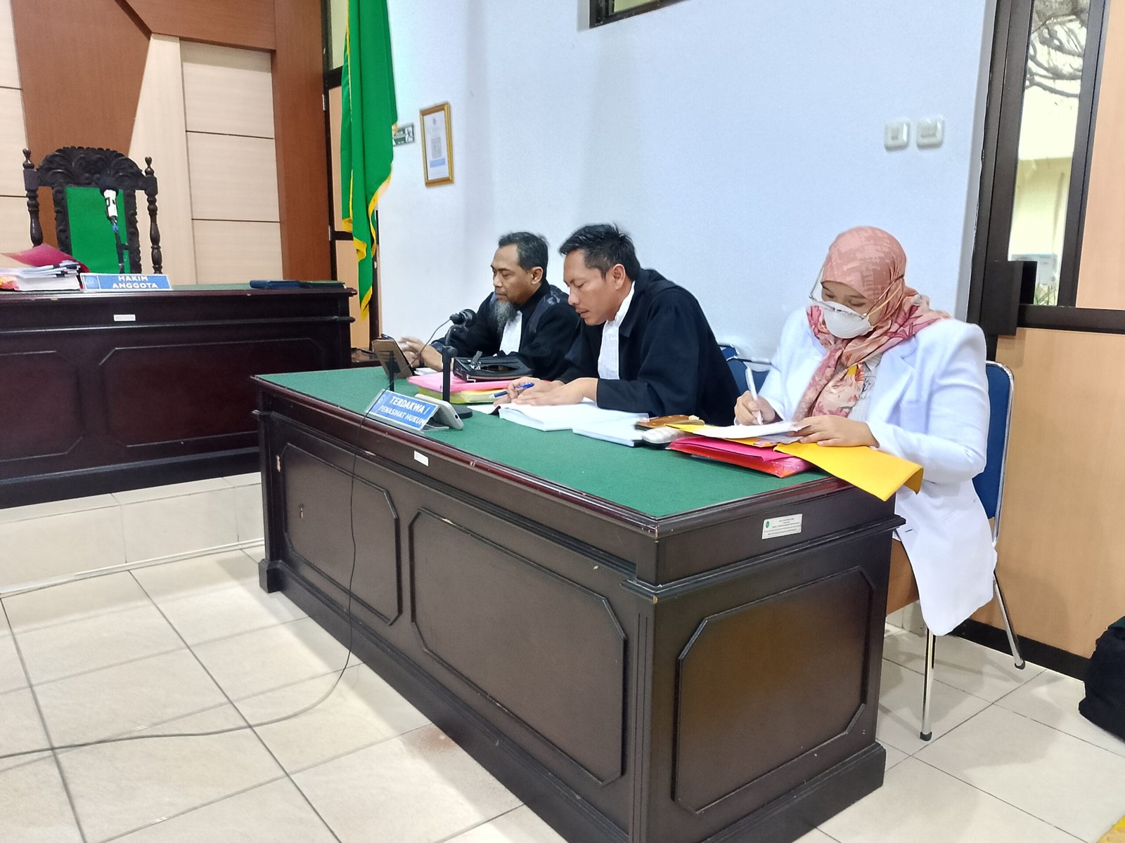 KBOBABEL.COM (PANGKALPINANG) – Persidangan lanjutan perkara dr Ratna Setia Asih Sp.A di ruang Tirta Pengadilan Negeri Pangkalpinang, Kamis (12/2/2026), diwarnai keterangan yang berubah dari saksi dr. Kuncoro Bayu Aji, Sp.JP. Pernyataannya mengenai posisi Dokter Penanggung Jawab Pelayanan (DPJP) memantik tanda tanya majelis hakim maupun pengunjung sidang. Jumat (13/2/2026).