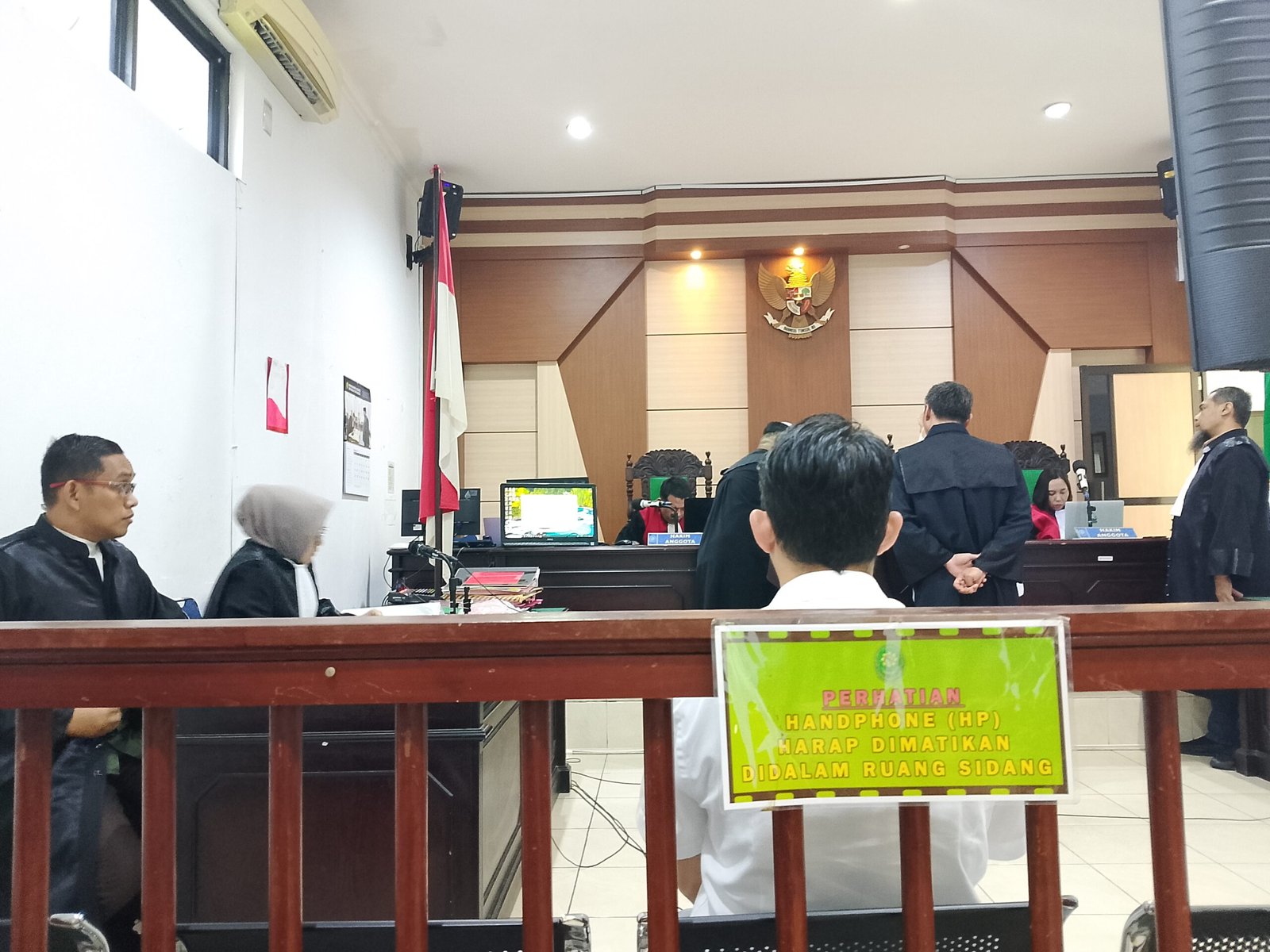 KBOBABEL.COM (PANGKALPINANG) – Persidangan lanjutan perkara dr Ratna Setia Asih Sp.A di ruang Tirta Pengadilan Negeri Pangkalpinang, Kamis (12/2/2026), diwarnai keterangan yang berubah dari saksi dr. Kuncoro Bayu Aji, Sp.JP. Pernyataannya mengenai posisi Dokter Penanggung Jawab Pelayanan (DPJP) memantik tanda tanya majelis hakim maupun pengunjung sidang. Jumat (13/2/2026).
