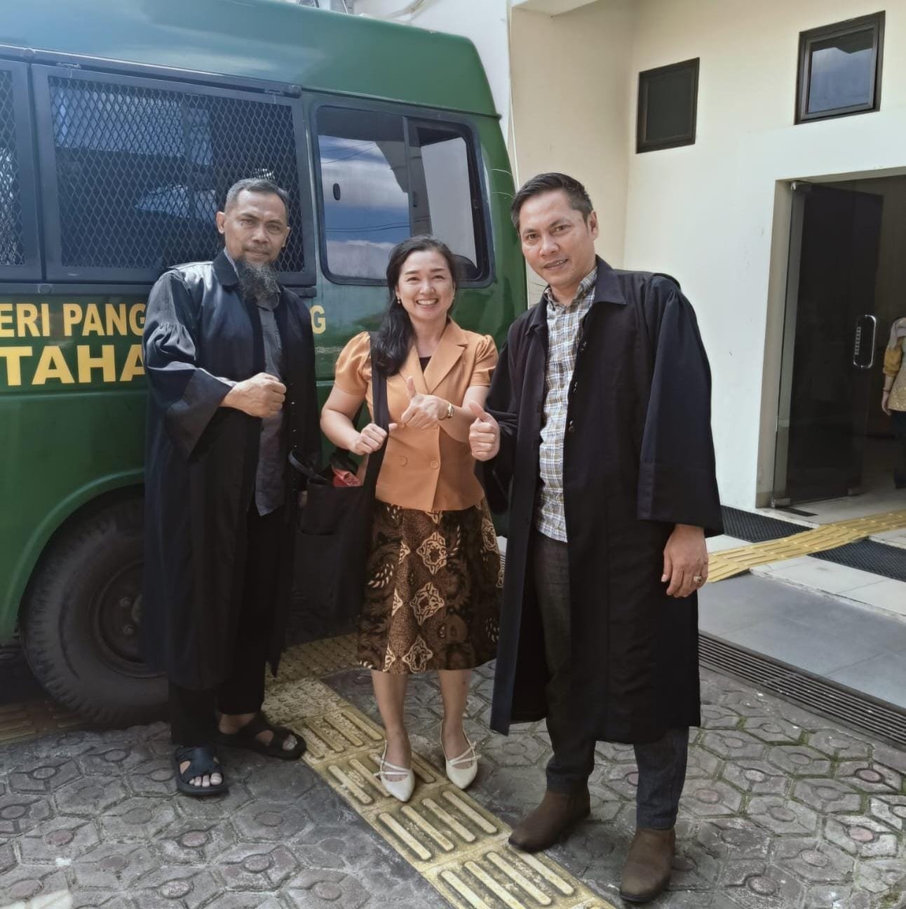 KBOBABEL.COM (PANGKALPINANG) – Persidangan perkara yang menjerat dr. Ratna Setia Asih di Pengadilan Negeri Pangkalpinang terus menghadirkan dinamika yang memantik perhatian publik. Bukan sekadar perkara pidana biasa, jalannya persidangan justru membuka sejumlah fakta yang dinilai memunculkan pertanyaan serius terhadap proses penegakan hukum sejak tahap penyelidikan hingga perkara bergulir di meja hijau.