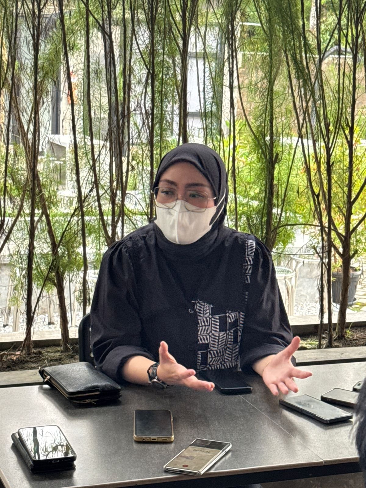 KBOBABEL.COM (PANGKALPINANG) — Di tengah derasnya sorotan publik terhadap sejumlah anggota legislatif Kota Pangkalpinang terkait dugaan perjalanan dinas, muncul sebuah kisah lain yang jauh dari hiruk-pikuk politik, namun menyentuh sisi kemanusiaan yang paling mendasar—tentang seorang anak yang menanti tanggung jawab ayahnya.