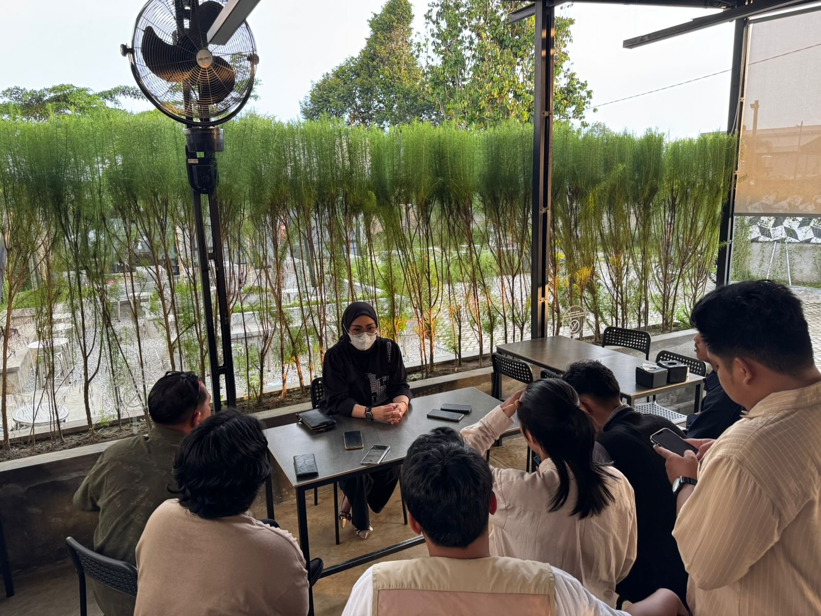 KBOBABEL.COM (PANGKALPINANG) — Di tengah derasnya sorotan publik terhadap sejumlah anggota legislatif Kota Pangkalpinang terkait dugaan perjalanan dinas, muncul sebuah kisah lain yang jauh dari hiruk-pikuk politik, namun menyentuh sisi kemanusiaan yang paling mendasar—tentang seorang anak yang menanti tanggung jawab ayahnya.