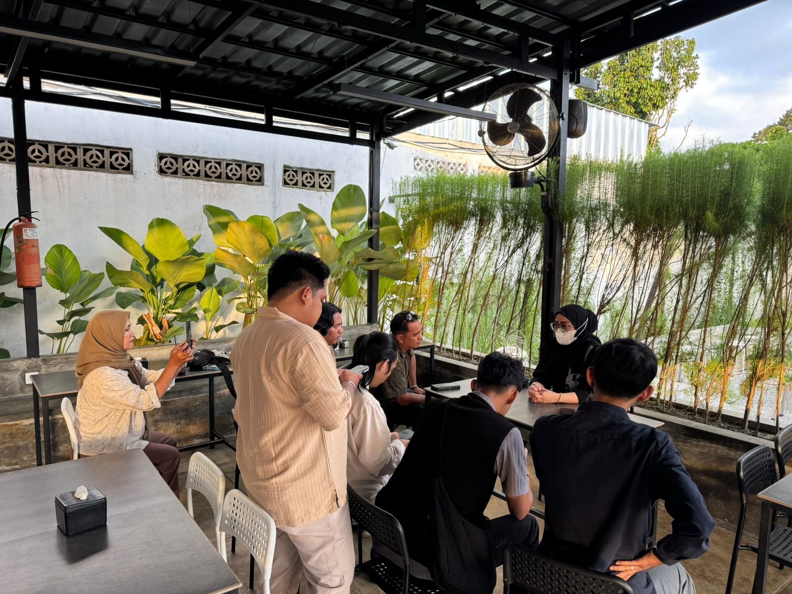 KBOBABEL.COM (PANGKALPINANG) — Di tengah derasnya sorotan publik terhadap sejumlah anggota legislatif Kota Pangkalpinang terkait dugaan perjalanan dinas, muncul sebuah kisah lain yang jauh dari hiruk-pikuk politik, namun menyentuh sisi kemanusiaan yang paling mendasar—tentang seorang anak yang menanti tanggung jawab ayahnya.