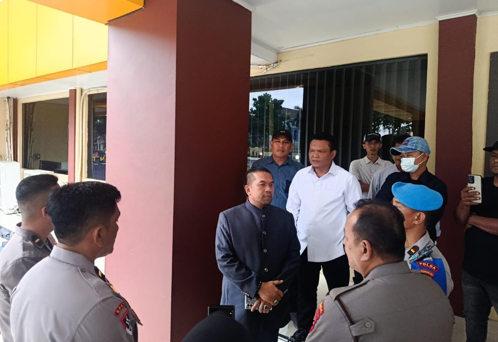 KBOBABEL.COM (PANGKALPINANG) — Dinamika penegakan hukum di Kepulauan Bangka Belitung kembali memanas. Setelah melalui perdebatan panjang dan argumentasi hukum yang berlangsung berjam-jam, laporan pengaduan yang diajukan oleh Andi Kusuma akhirnya resmi diterima oleh Sentra Pelayanan Kepolisian Terpadu (SPKT) Polda Kepulauan Bangka Belitung, Selasa dini hari (7/4/2026).