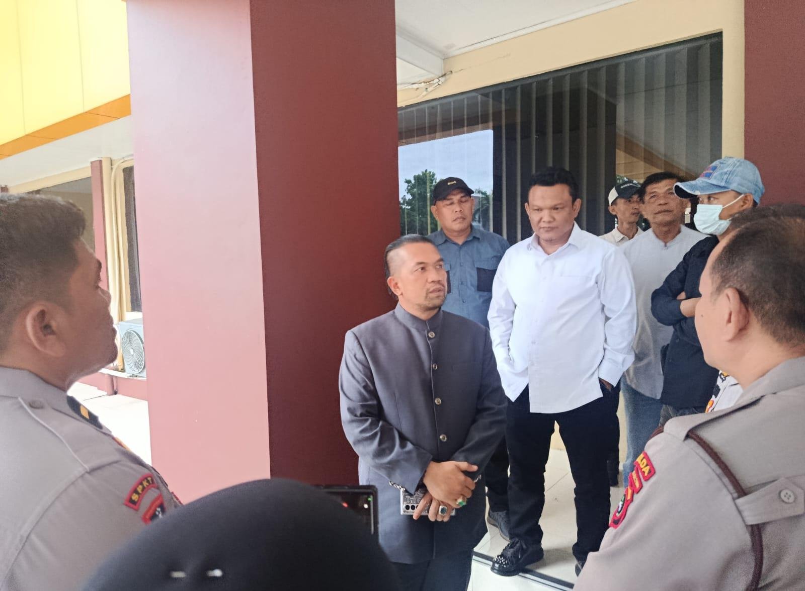 KBOBABEL.COM (PANGKALPINANG) — Dinamika penegakan hukum di Kepulauan Bangka Belitung kembali memanas. Setelah melalui perdebatan panjang dan argumentasi hukum yang berlangsung berjam-jam, laporan pengaduan yang diajukan oleh Andi Kusuma akhirnya resmi diterima oleh Sentra Pelayanan Kepolisian Terpadu (SPKT) Polda Kepulauan Bangka Belitung, Selasa dini hari (7/4/2026).