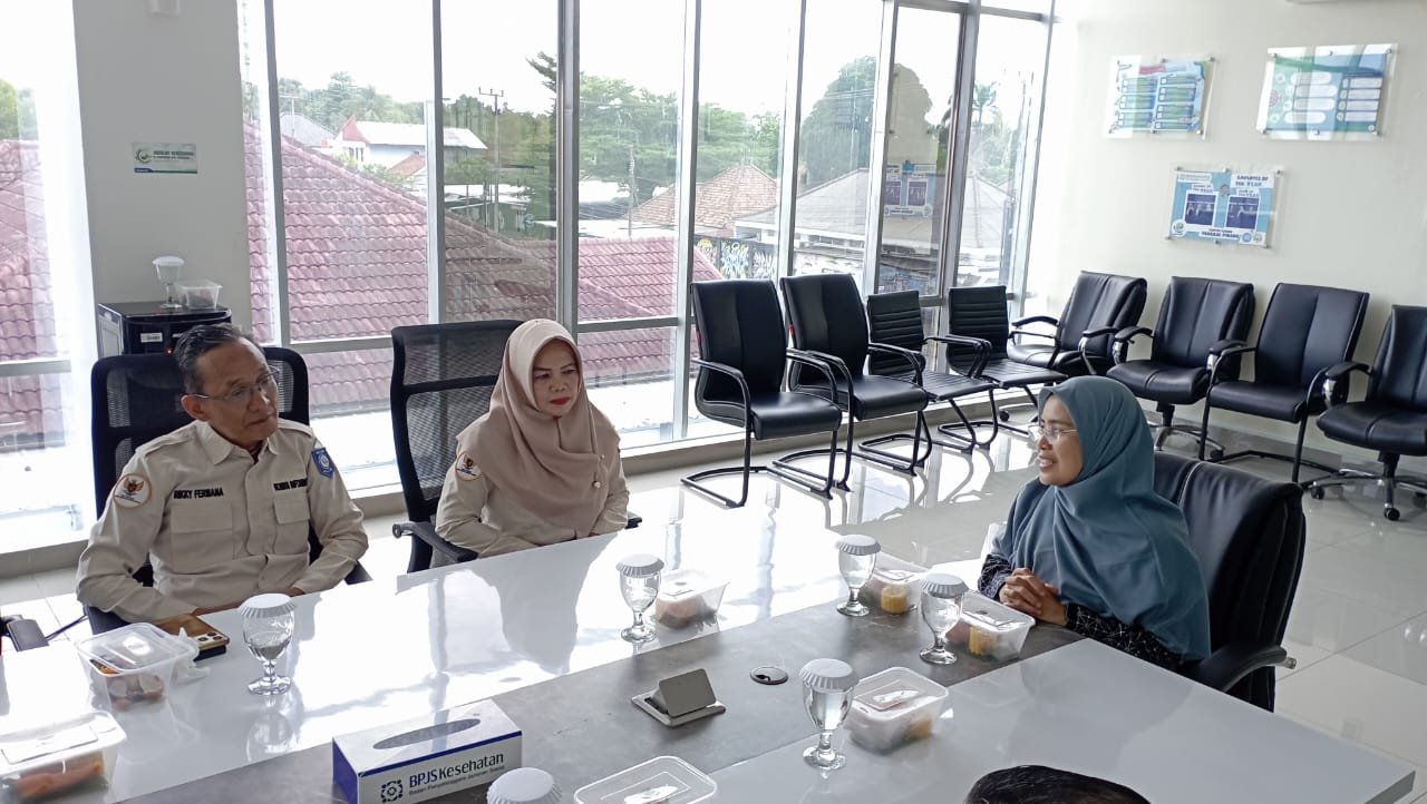 KBOBABEL.COM (PANGKALPINANG) -- Komisi Informasi (KI) Provinsi Kepulauan Bangka Bangka Belitung melakukan kunjungan ke BPJS Pangkalpinang dalam rangka mendorong Tata Kelola Keterbukaan Informasi Publik. Selasa, (7/4/2026)