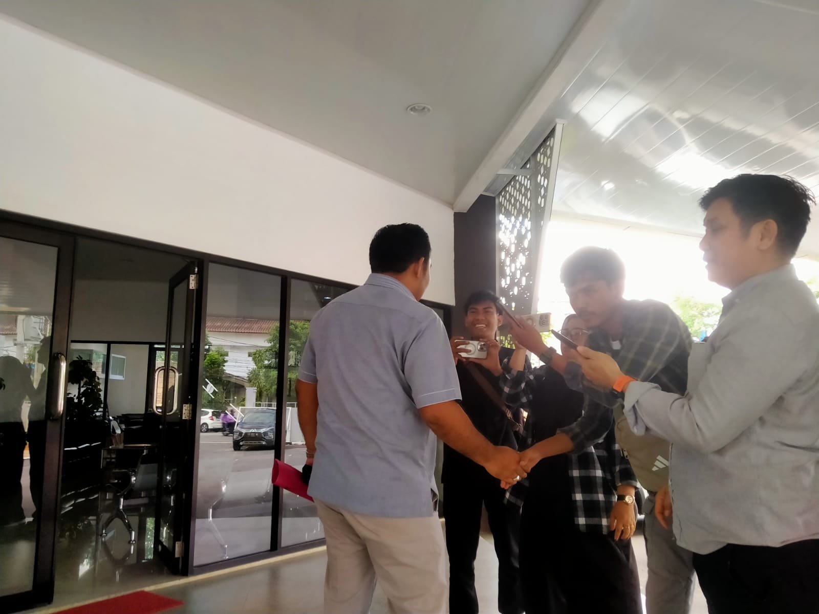 KBOBABEL.COM (PANGKALPINANG) — Sikap kooperatif ditunjukkan Adi Irawan dengan memenuhi pemanggilan Kejaksaan Negeri (Kejari) Kota Pangkalpinang, Senin (13/4/2026), dalam rangka memberikan klarifikasi terkait dugaan penyimpangan anggaran perjalanan dinas atau SPPD Tahun 2025