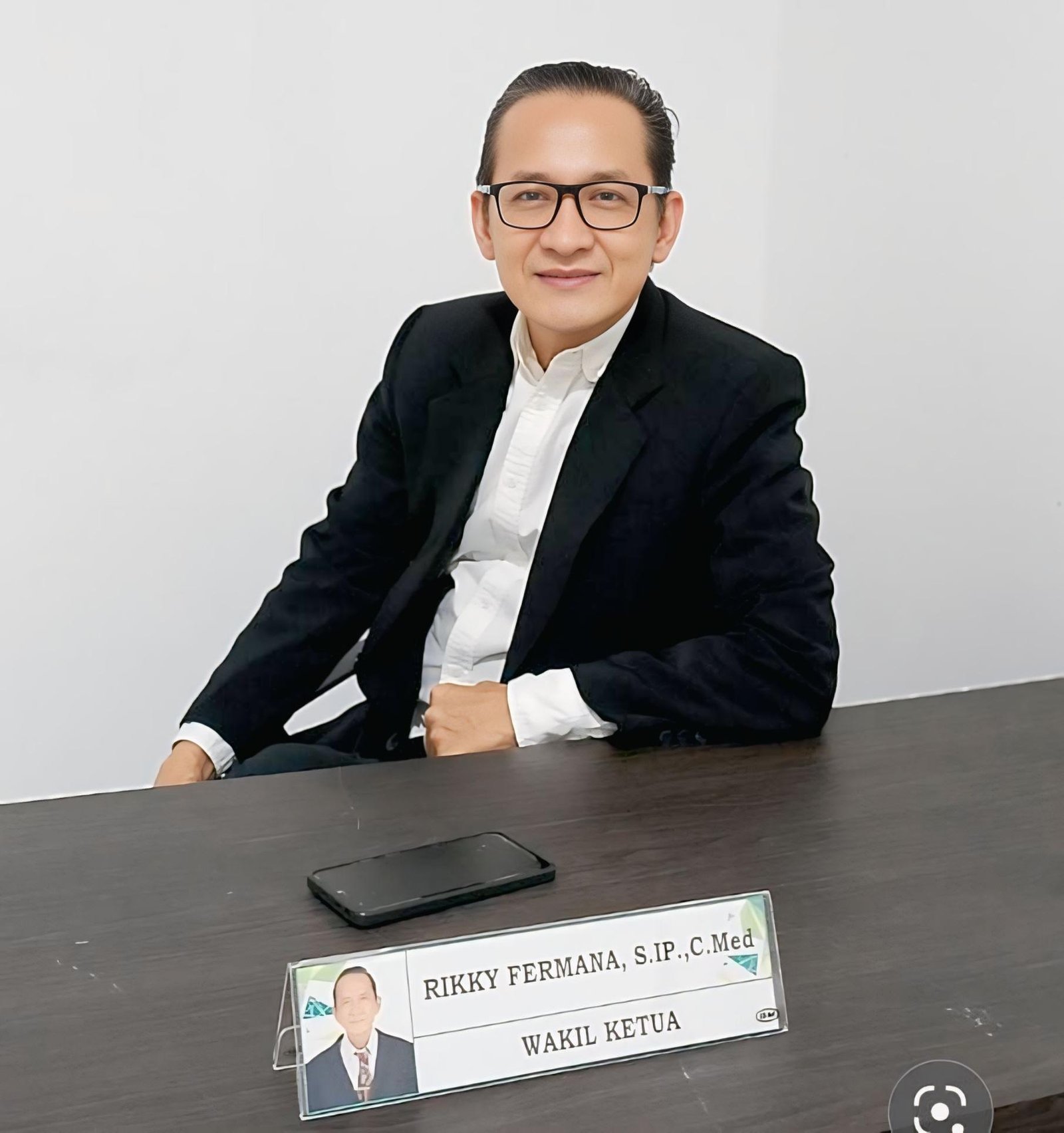 KBOBABEL.COM (PANGKALPINANG) — Riuh pemberitaan yang kembali mengangkat isu sengketa informasi antara pemohon yang mengatasnamakan pengurus partai politik di Bangka Belitung dengan Komisi Informasi (KI) Provinsi Kepulauan Bangka Belitung memunculkan pertanyaan serius: apakah ini murni kritik berbasis fakta, atau justru upaya membangun framing opini yang terlepas dari konstruksi hukum yang telah final? Kamis (16/4/2026).