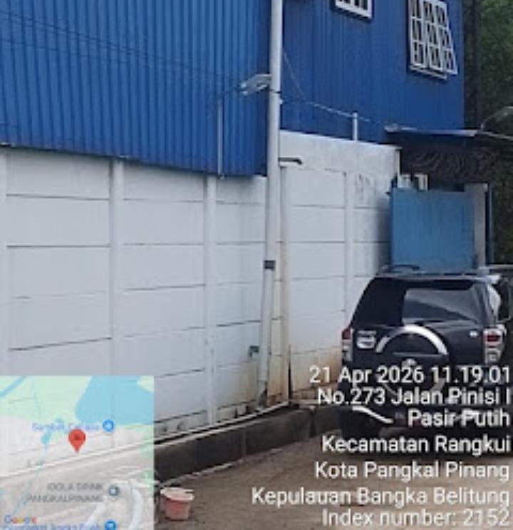 KBOBABEL.COM (PANGKALPINANG) – Sebuah bangunan gudang berwarna dominan biru putih di kawasan Jalan Pinsil, Pasir Putih, Kecamatan Rangkui, Kota Pangkalpinang, mendadak menjadi pusat perhatian publik. Gudang yang sebelumnya dianggap sebagai tempat penyimpanan biasa itu kini diduga kuat berfungsi sebagai lokasi penampungan dan distribusi bahan bakar minyak (BBM) jenis solar secara ilegal. Kamis (23/4/2026).