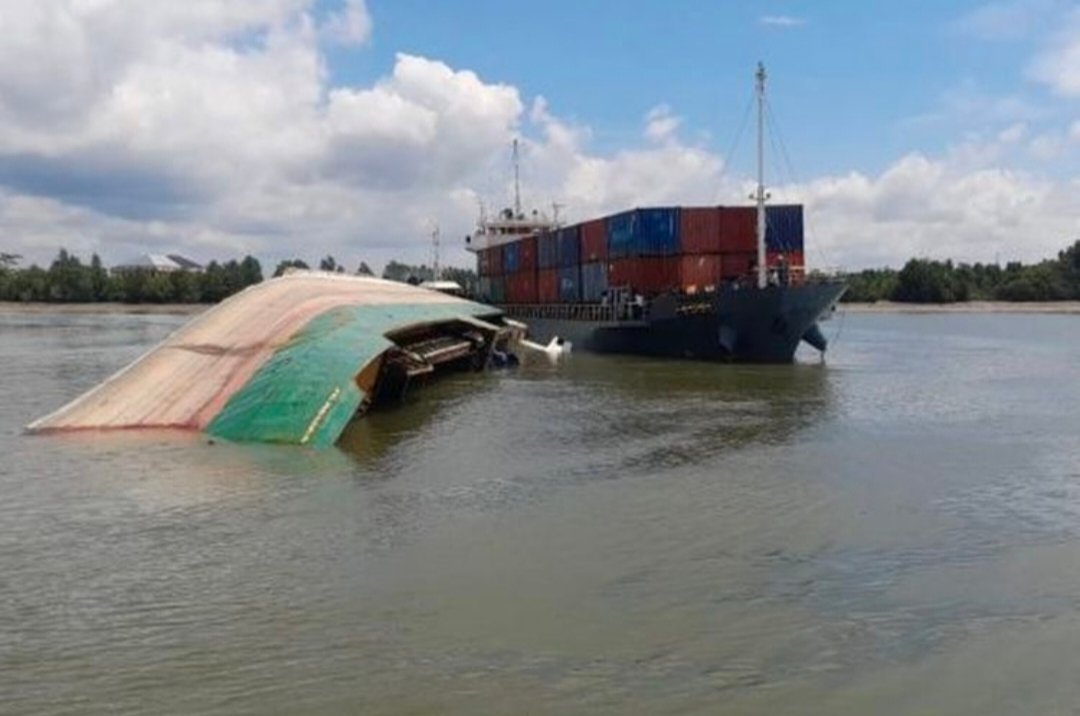 KBOBABEL.COM (PANGKALPINANG) — Keberadaan bangkai kapal KM Lintas Armada Nusantara yang terbalik di alur perairan Pelabuhan Pangkalbalam sejak 7 Juli 2024 hingga kini belum juga dievakuasi, memunculkan tanda tanya serius terkait komitmen keselamatan pelayaran di wilayah tersebut.