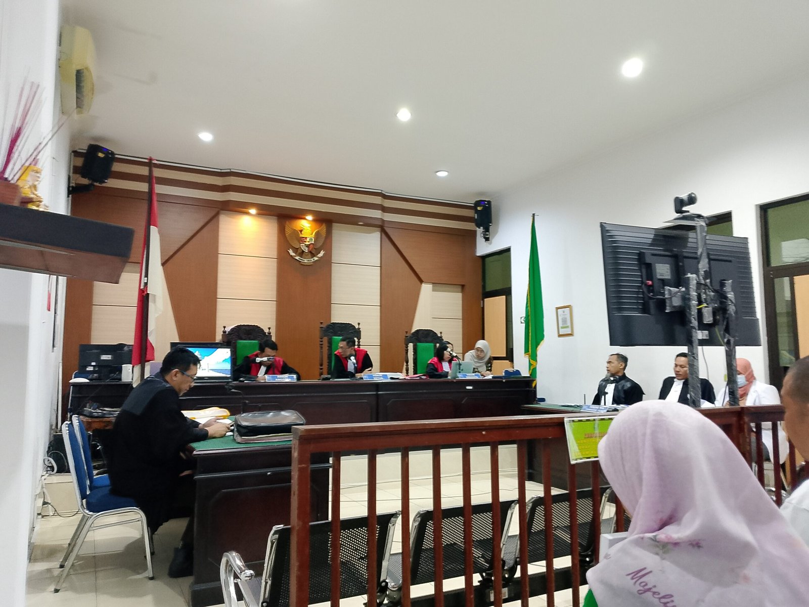 KBOBABEL.COM (Pangkalpinang) — Sidang lanjutan perkara yang menjerat dr Ratna Setia Asih kembali memantik polemik tajam di ruang Tirta Pengadilan Negeri Pangkalpinang, Kamis (9/4/2026).