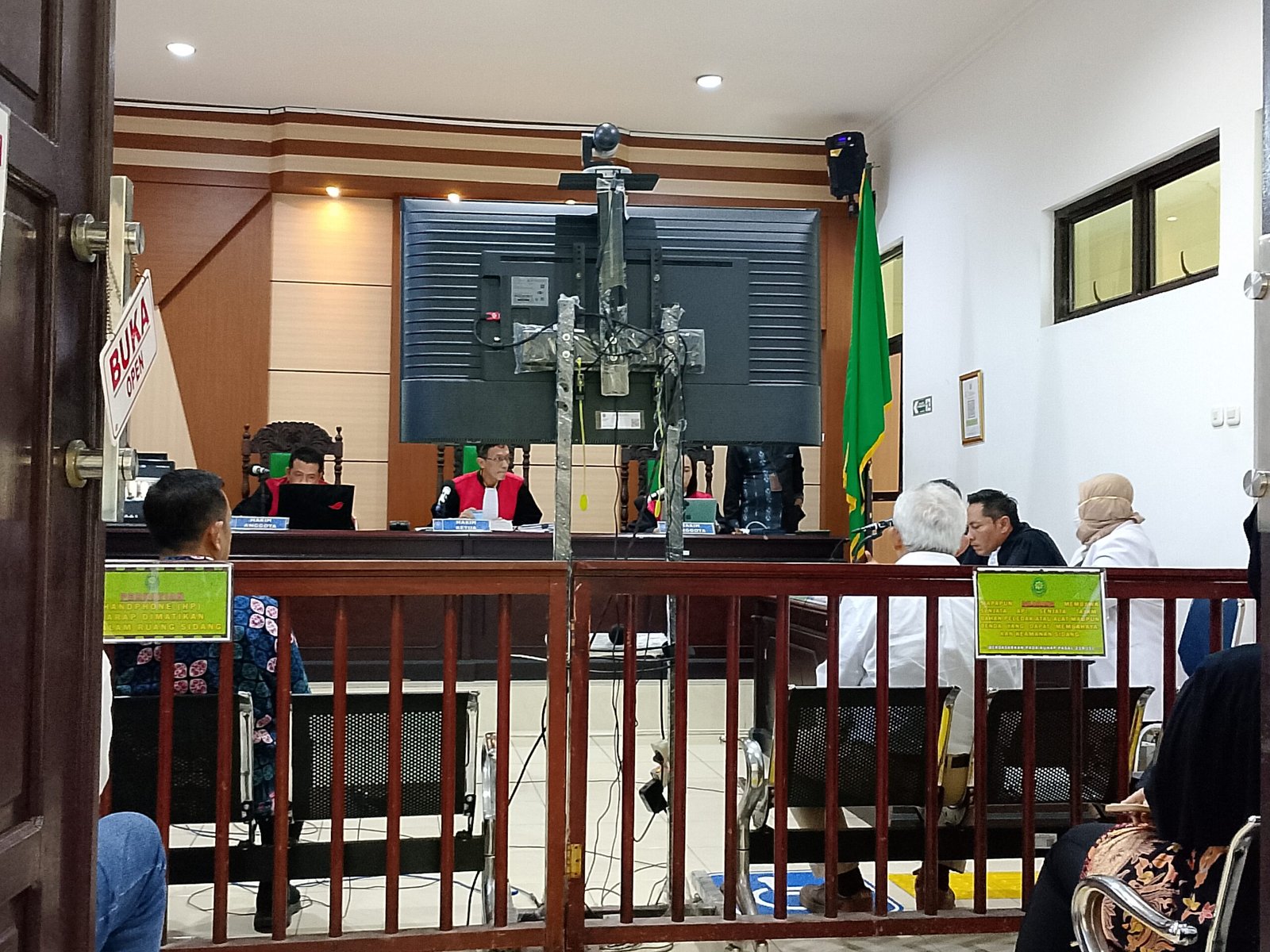 KBOBABEL.COM (PANGKALPINANG) – Sidang lanjutan perkara yang menjerat dr Ratna Setia Asih di Pengadilan Negeri Pangkalpinang kembali menghadirkan sorotan tajam, terutama setelah keterangan ahli forensik dan medikolegal, Prof. Dr. dr. Herkutanto, yang mengungkap sejumlah celah krusial dalam proses penyidikan. Jum'at (24/4/2026)