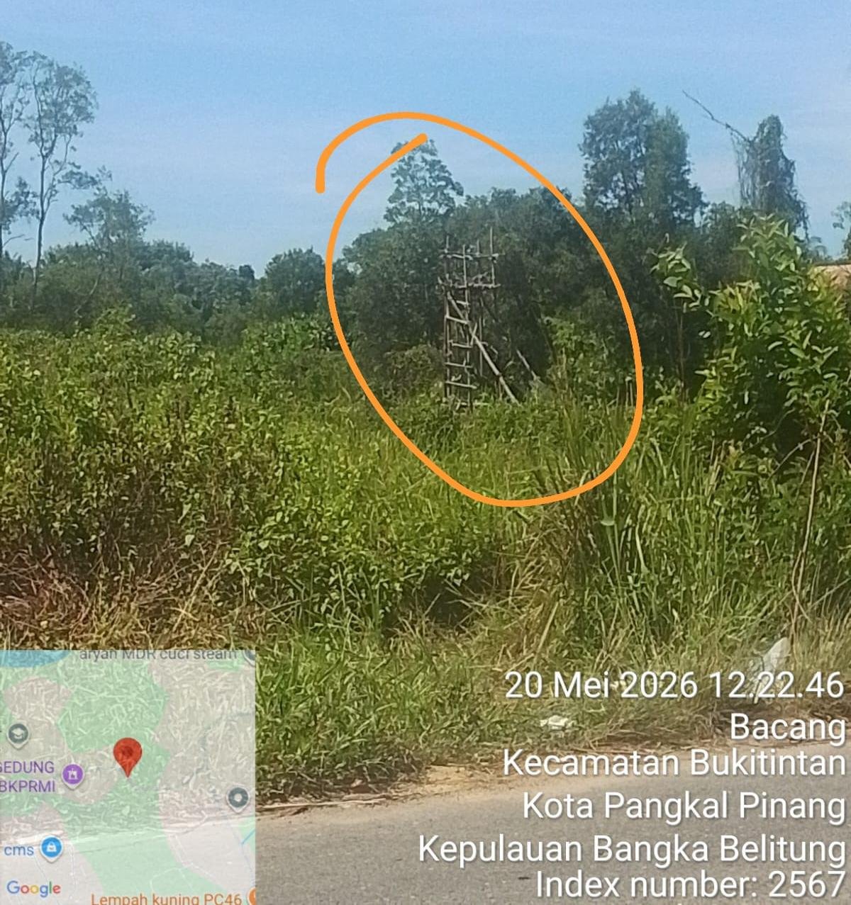 KBOBABEL.COM (PANGKALPINANG) — Aroma busuk praktik pertambangan ilegal kembali mencoreng wajah penegakan hukum di Provinsi Kepulauan Bangka Belitung. Di tengah gencarnya seruan pemberantasan tambang ilegal oleh pemerintah pusat, aktivitas tambang jenis Rajuk dan Tawer justru terpantau bebas beroperasi di kawasan Bancang, Kecamatan Bukit Intan, Kota Pangkalpinang. Ironisnya, aktivitas yang diduga tidak mengantongi izin resmi tersebut disebut-sebut dikendalikan oleh oknum anggota TNI berinisial EK bersama seorang oknum wartawan berinisial PDM. Rabu (20/5/2026)