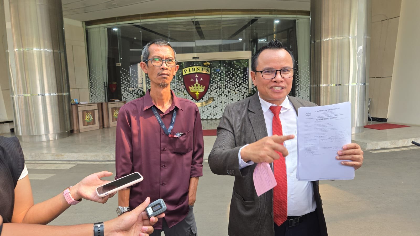KBOBABEL.COM (JAKARTA) — Polemik dugaan ekspor mineral ikutan dari Bangka Belitung kini berubah menjadi pertarungan terbuka antara PT Putraprima Mineral Mandiri (PMM) dengan Satgas Trisakti. Situasi memanas setelah kuasa hukum PT PMM, Poltak Silitonga S.H., M.H., secara terang-terangan meminta Presiden RI Prabowo Subianto mengevaluasi bahkan menertibkan Satgas Trisakti yang dinilai telah bertindak melampaui kewenangan. Jum'at (29/5/2026)