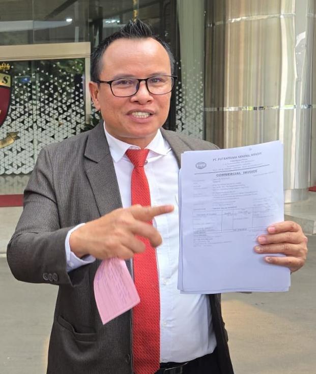 KBOBABEL.COM (JAKARTA) – Kuasa Hukum PT Putraprima Mineral Mandiri (PMM), Poltak Silitonga, S.H., M.H., akhirnya angkat bicara secara terbuka menanggapi pernyataan Juru Bicara Satgas Penertiban Kawasan Hutan (PKH), Barita Simanjuntak, yang menyebut PT PMM tidak kooperatif saat diminta membuka segel kontainer ekspor yang berada di kawasan pelabuhan. Minggu (31/5/2026)