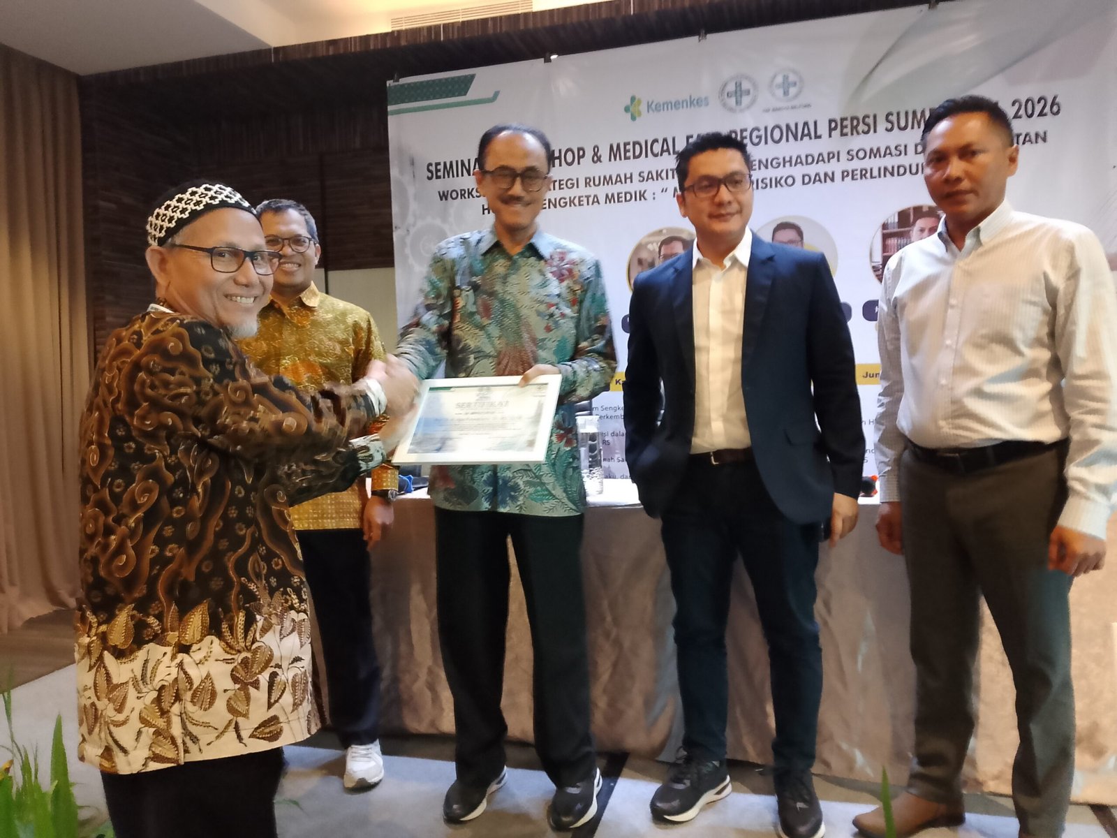 KBOBABEL.COM (PANGKALPINANG) — Sengketa medik yang terus meningkat dalam beberapa tahun terakhir menjadi alarm serius bagi dunia pelayanan kesehatan. Rumah sakit tidak lagi cukup hanya mengandalkan tata kelola administratif dan klinis, tetapi juga dituntut membangun tata kelola etik yang kuat sebagai benteng perlindungan bagi pasien maupun seluruh sivitas hospitalia. Sabtu (9/5/2026)