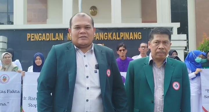 KBOBABEL.COM (PANGKALPINANG) – Suasana di depan Pengadilan Negeri (PN) Pangkalpinang, Kamis (4/6/2026), tampak berbeda dari biasanya. Sedikitnya seratus tenaga kesehatan (nakes) yang terdiri dari dokter, perawat, serta pegawai klinik dan rumah sakit berjejer rapi di sepanjang trotoar depan gedung pengadilan untuk menggelar aksi damai.