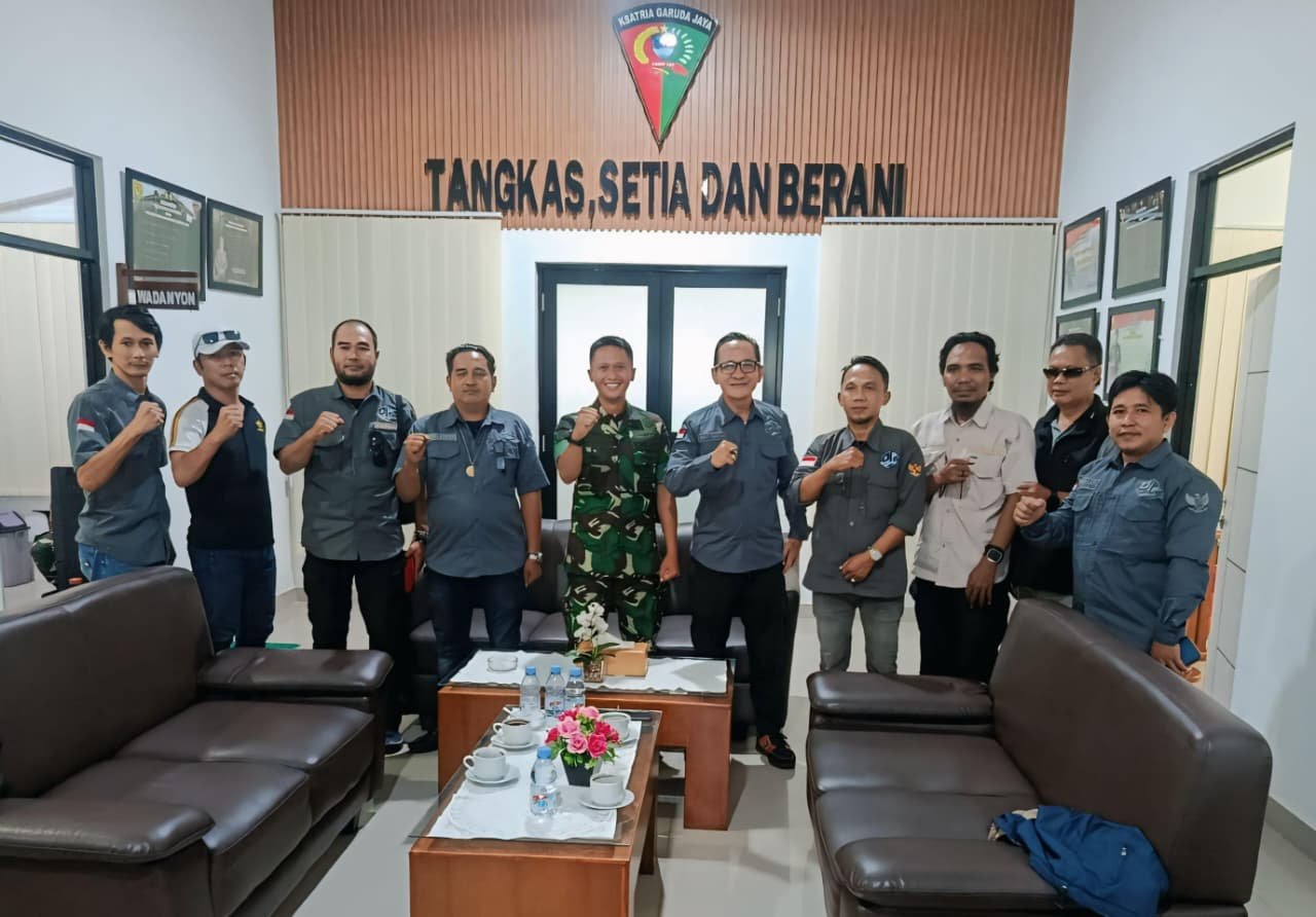 KBOBABEL.COM (NAMANG, BANGKA TENGAH) — Komitmen membangun sinergi antara insan pers dan Tentara Nasional Indonesia (TNI) kembali diperkuat melalui audiensi yang digelar Pengurus Dewan Pimpinan Daerah (DPD) Pro Jurnalismedia Siber (PJS) Bangka Belitung bersama jajaran Dewan Pimpinan Cabang (DPC) PJS Kota Pangkalpinang di Markas Batalyon Infanteri (Yonif) 147, Desa Jelutung, Kecamatan Namang, Kabupaten Bangka Tengah, Kamis (4/6/2026).