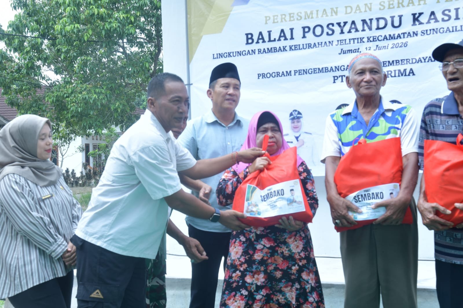 KBOBABEL.COM (BANGKA) – Komitmen Arsari Tambang untuk tumbuh bersama masyarakat kembali diwujudkan melalui aksi nyata. Melalui dua perusahaan yang berada di bawah naungan grup usaha Arsari Tambang, yakni PT Mitra Stania Prima (MSP) dan PT AEGA Prima, perusahaan melaksanakan peletakan batu pertama pembangunan Rumah Layak Huni (RLH) serta menyerahkan Balai Posyandu Kasih Ibu di Lingkungan Rambak, Kelurahan Jelitik, Kecamatan Sungailiat, Kabupaten Bangka, Jumat (12/6/2026).
