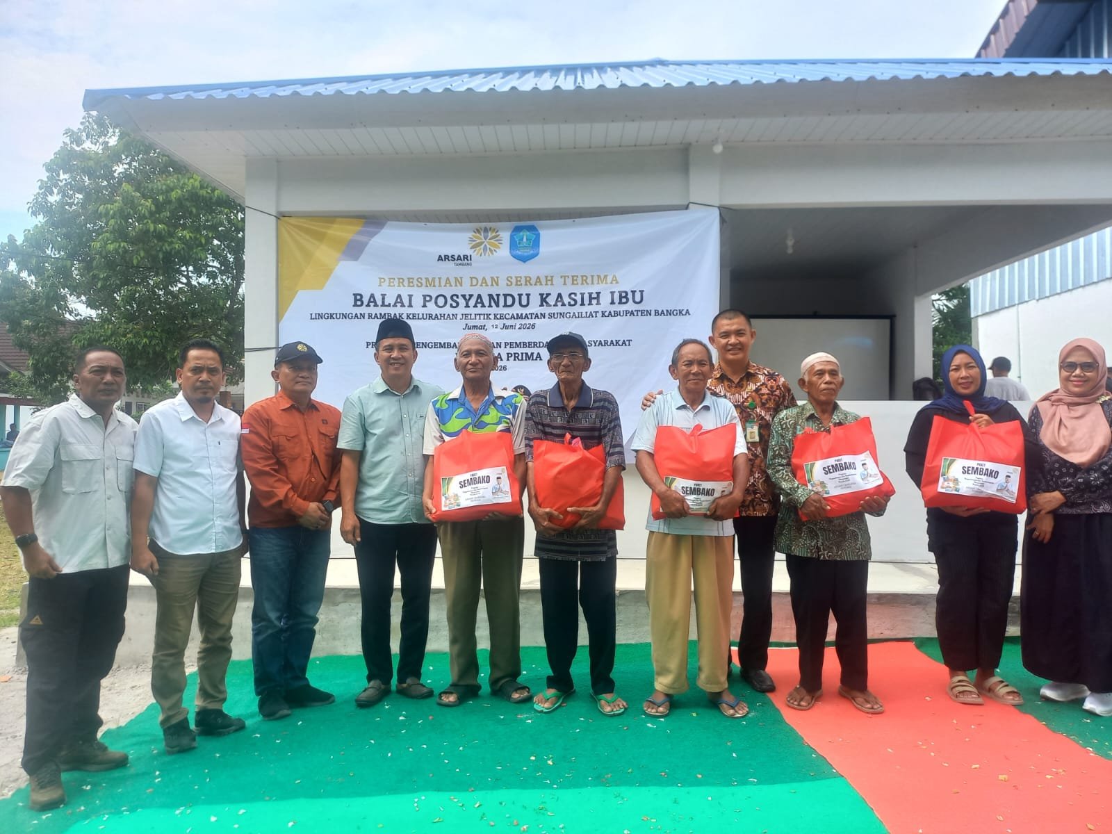 KBOBABEL.COM (BANGKA) – Komitmen Arsari Tambang untuk tumbuh bersama masyarakat kembali diwujudkan melalui aksi nyata. Melalui dua perusahaan yang berada di bawah naungan grup usaha Arsari Tambang, yakni PT Mitra Stania Prima (MSP) dan PT AEGA Prima, perusahaan melaksanakan peletakan batu pertama pembangunan Rumah Layak Huni (RLH) serta menyerahkan Balai Posyandu Kasih Ibu di Lingkungan Rambak, Kelurahan Jelitik, Kecamatan Sungailiat, Kabupaten Bangka, Jumat (12/6/2026).