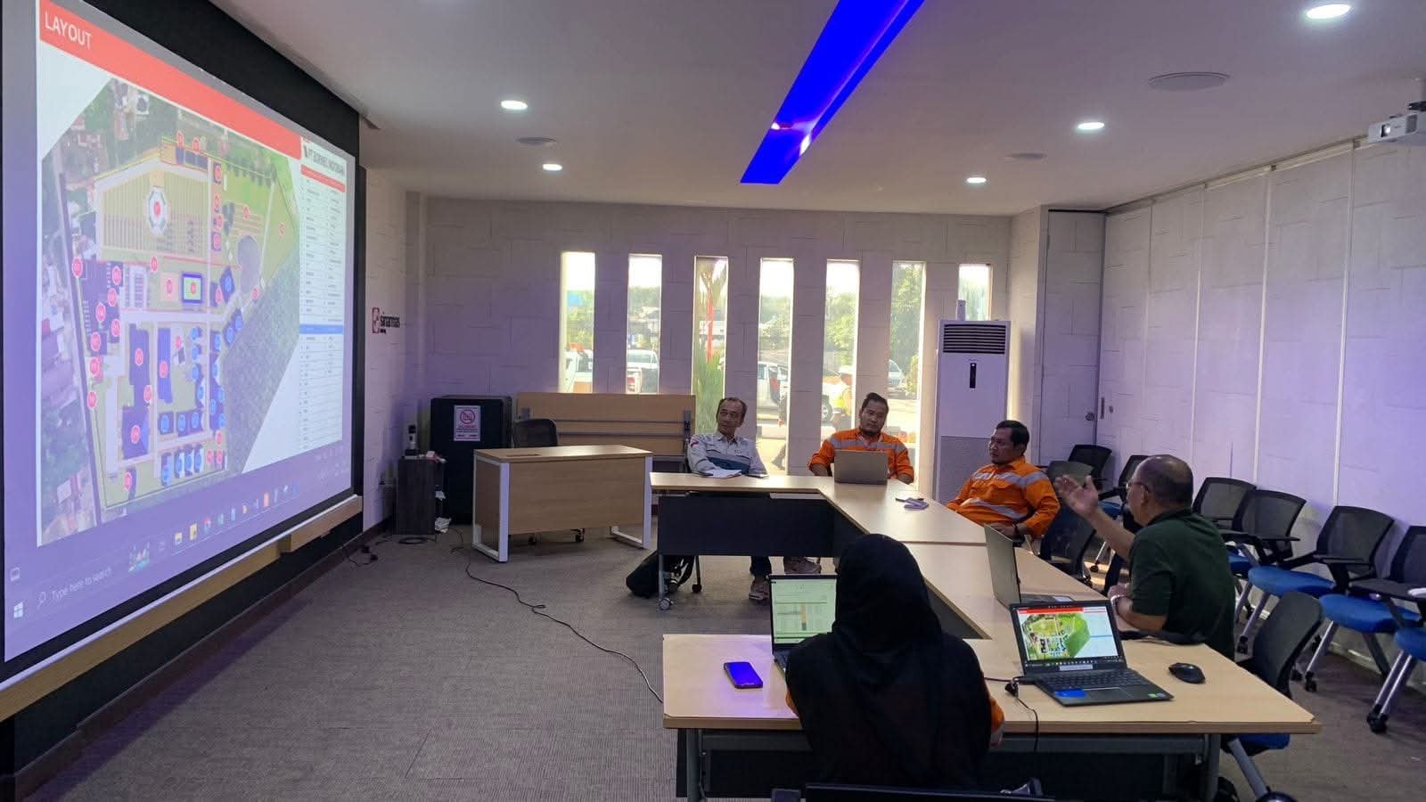 KBOBABEL.COM - Di tengah meningkatnya tuntutan terhadap praktik pertambangan yang ramah lingkungan dan berkelanjutan, pengelolaan air asam tambang menjadi salah satu tantangan terbesar yang harus dihadapi industri batubara. Namun, tantangan tersebut kini mulai diubah menjadi peluang melalui inovasi pengolahan yang tidak hanya mampu mengurangi dampak lingkungan, tetapi juga memberikan nilai tambah bagi operasional perusahaan. Sabtu (18/6/2026)