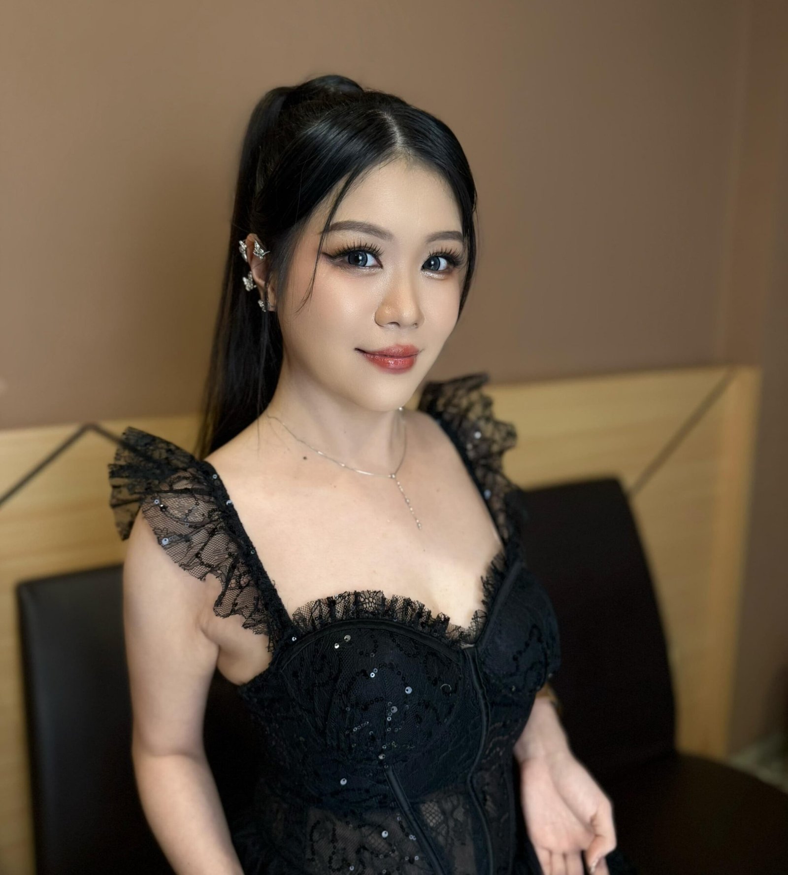 KBOBABEL.COM (KALIMANTAN BARAT) – San San nama Panggung, mungkin belum setenar diva ibukota. Namun kisah perjalanannya dari panggung ke panggung mencerminkan semangat pantang menyerah perempuan Kalimantan Barat.
