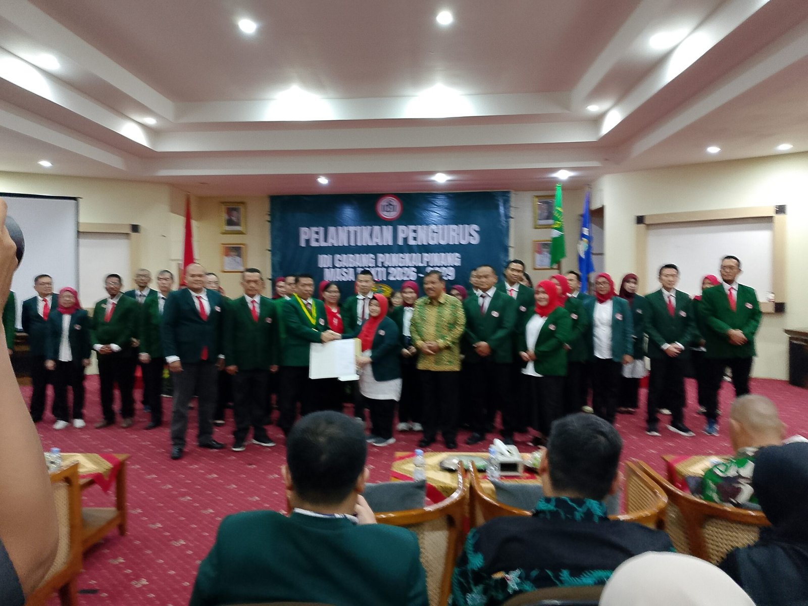 KBOBABEL.COM (PANGKALPINANG) -   – Pengurus Ikatan Dokter Indonesia (IDI) Cabang Pangkalpinang Masa Bakti 2026-2029 resmi dilantik dalam sebuah prosesi yang berlangsung di Ruang Pertemuan Betason, Gedung Wali Kota Pangkalpinang, Sabtu (13/6/2026) malam.