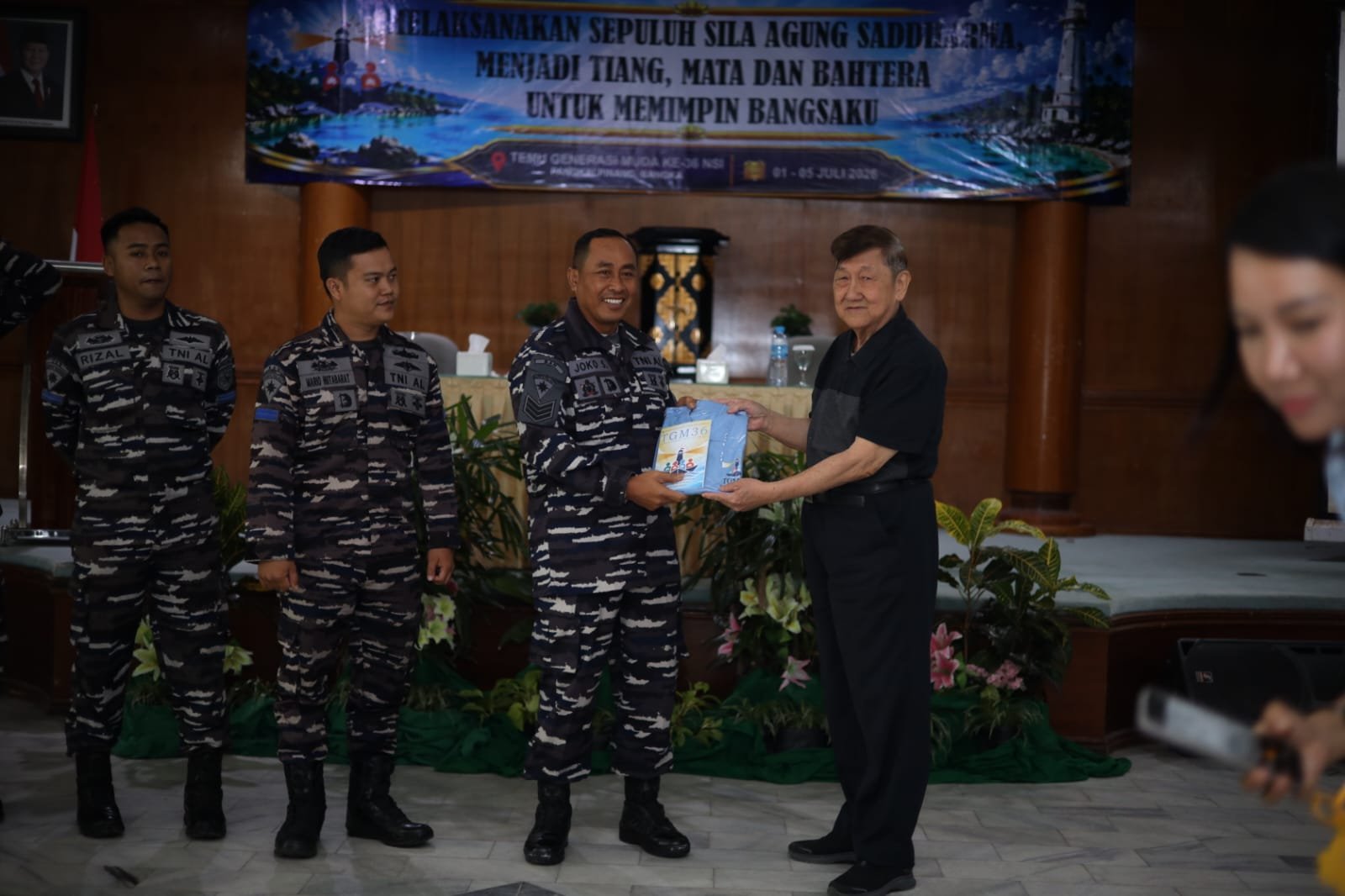 KBOBABEL.COM (PANGKALPINANG) – Pangkalan TNI Angkatan Laut (Lanal) Bangka Belitung kembali menunjukkan komitmennya dalam membina generasi muda melalui keterlibatan aktif jajaran Bintara Pembina Potensi Maritim (Babinpotmar) Pos TNI AL (Posal) Pangkalbalam sebagai tim pelatih dan instruktur pada kegiatan Temu Generasi Muda (TGM) ke-36 yang diselenggarakan oleh Parisadha Buddha Dharma Nichiren Syosyu Indonesia (NSI). Senin (6/7/2026)