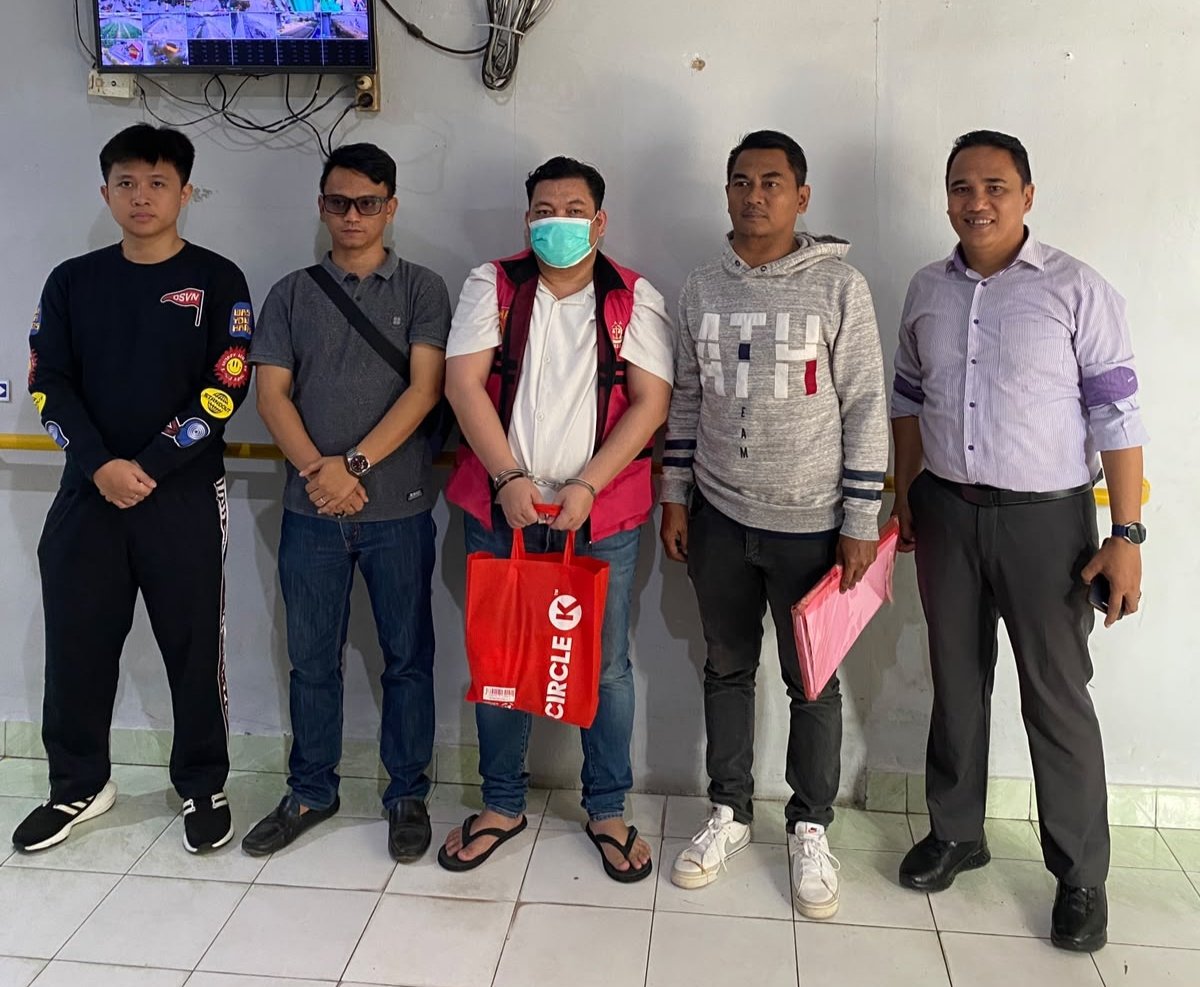 KBOBABSL.COM (BANDUNG) – Pelarian Andi Irawan, terpidana perkara tindak pidana korupsi pemberian Kredit Usaha Rakyat (KUR), akhirnya terhenti di Kota Bandung. Setelah berstatus Daftar Pencarian Orang (DPO) sejak 2025, Andi Irawan berhasil diamankan tim gabungan Kejaksaan di sebuah Minggu (13/9/2026)