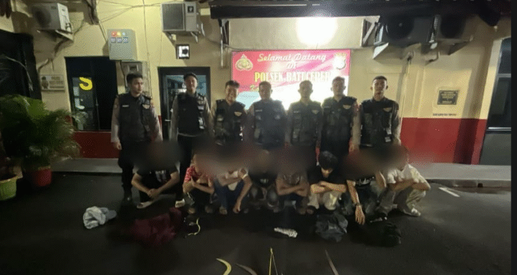 KBOBABEL.COM (TANGERANG) -- Tim patroli Perintis Presisi Polres Metro Tangerang Kota, Polda Metro Jaya mengamankan delapan remaja karena diduga hendak tawuran di kawasan sekitar kolong Tol Buaran Indah, Kecamatan Tangerang, Kota Tangerang, Banten. Minggu (27/4/2025).