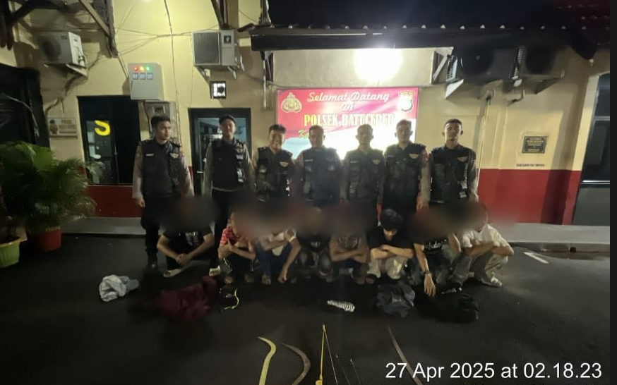 KBOBABEL.COM (TANGERANG) -- Tim patroli Perintis Presisi Polres Metro Tangerang Kota, Polda Metro Jaya mengamankan delapan remaja karena diduga hendak tawuran di kawasan sekitar kolong Tol Buaran Indah, Kecamatan Tangerang, Kota Tangerang, Banten. Minggu (27/4/2025).