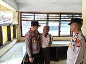 Kapolres Bangka Barat Peluk Hangat Satpam Tertua, Sunaryo (104), di Pasar Mentok