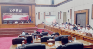 Dewan Perwakilan Rakyat Daerah (DPRD) Kabupaten Bangka Barat menggelar Sidang Paripurna yang bersejarah pada Rabu, 30 April 2025. Sidang ini mengusung dua agenda utama, yaitu pengumuman usulan pemberhentian Bupati dan Wakil Bupati Bangka Barat masa jabatan 2021–2025 serta pengusulan hasil penetapan pasangan calon Bupati dan Wakil Bupati terpilih hasil Pilkada 2024. Kamis (1/4/2025).