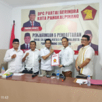 Langkah politik Adhy Sarphio, S.H., semakin mantap dalam kontestasi Pemilihan Wali Kota dan Wakil Wali Kota Pangkalpinang 2025. Adhy memenuhi undangan resmi dari Dewan Pimpinan Cabang (DPC) Partai Gerindra Kota Pangkalpinang untuk mengikuti sesi wawancara dan pemaparan visi-misi sebagai bagian dari proses penjaringan bakal calon kepala daerah. Kamis (01/05/2025),